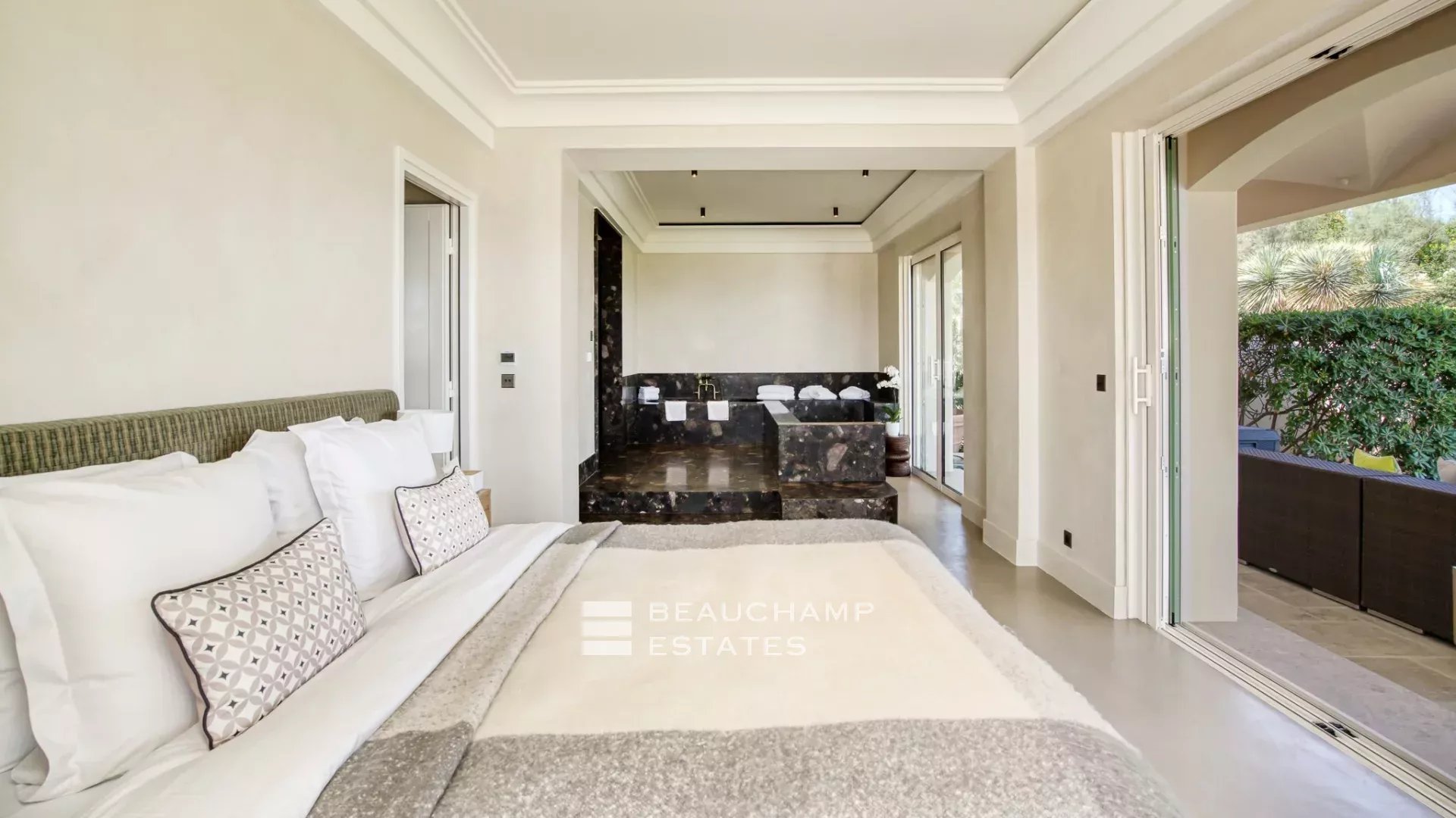 Villa provençale ultra-luxueuse située dans le prestigieux domaine des Parcs de Saint-Tropez Ultra luxury provencal villa in the prestigious domain of Les Parcs of Saint-Tropez