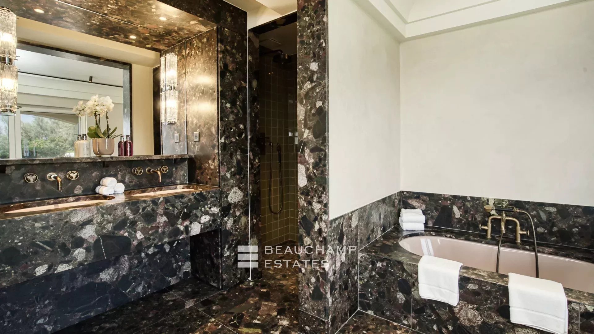 Villa provençale ultra-luxueuse située dans le prestigieux domaine des Parcs de Saint-Tropez Ultra luxury provencal villa in the prestigious domain of Les Parcs of Saint-Tropez