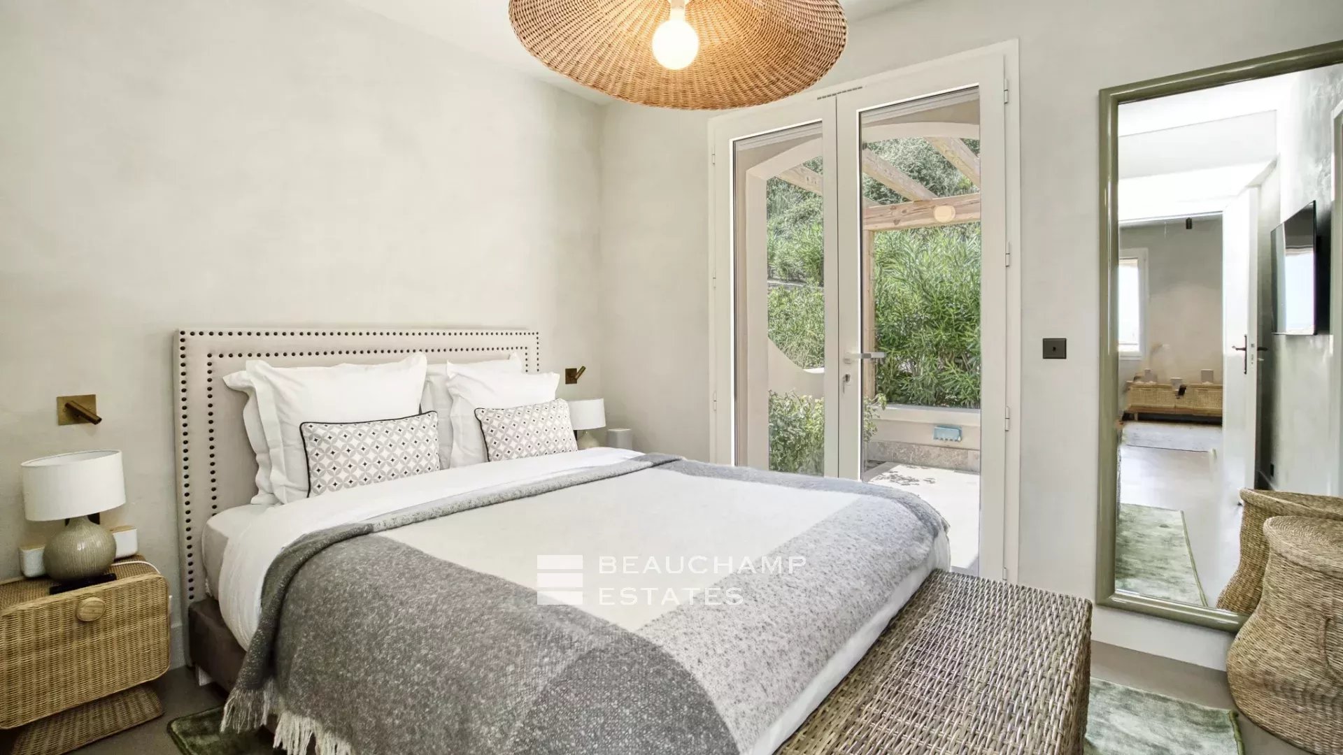 Villa provençale ultra-luxueuse située dans le prestigieux domaine des Parcs de Saint-Tropez Ultra luxury provencal villa in the prestigious domain of Les Parcs of Saint-Tropez