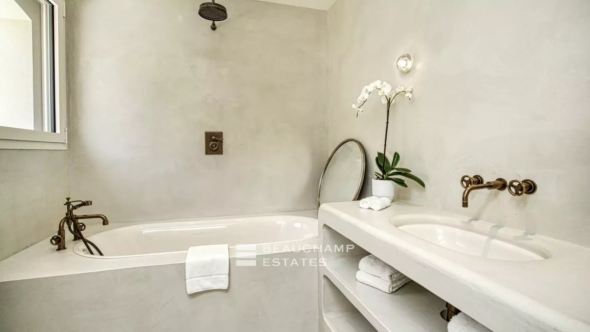 Villa provençale ultra-luxueuse située dans le prestigieux domaine des Parcs de Saint-Tropez Ultra luxury provencal villa in the prestigious domain of Les Parcs of Saint-Tropez