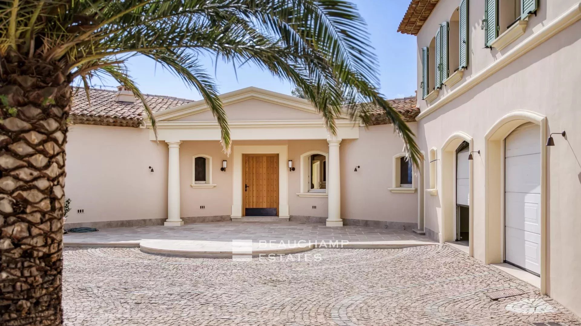 Villa provençale ultra-luxueuse située dans le prestigieux domaine des Parcs de Saint-Tropez Ultra luxury provencal villa in the prestigious domain of Les Parcs of Saint-Tropez