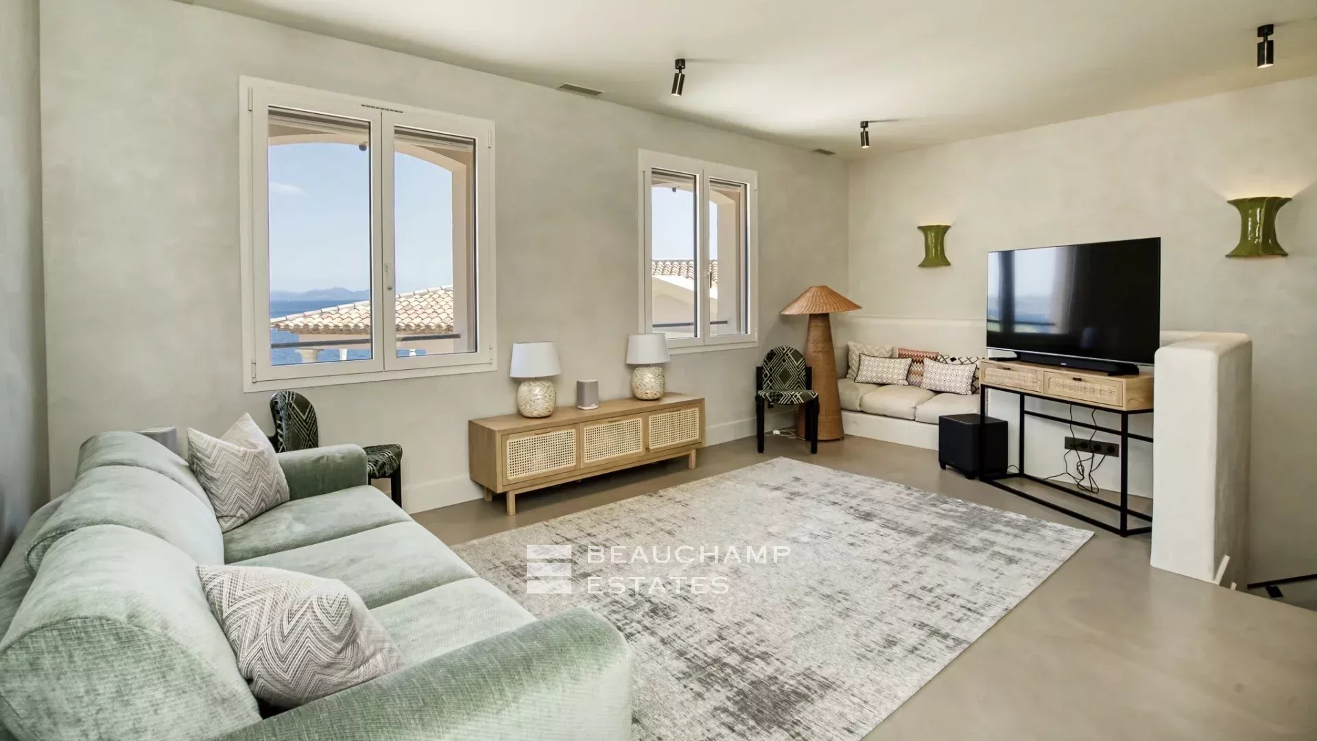 Villa provençale ultra-luxueuse située dans le prestigieux domaine des Parcs de Saint-Tropez Ultra luxury provencal villa in the prestigious domain of Les Parcs of Saint-Tropez