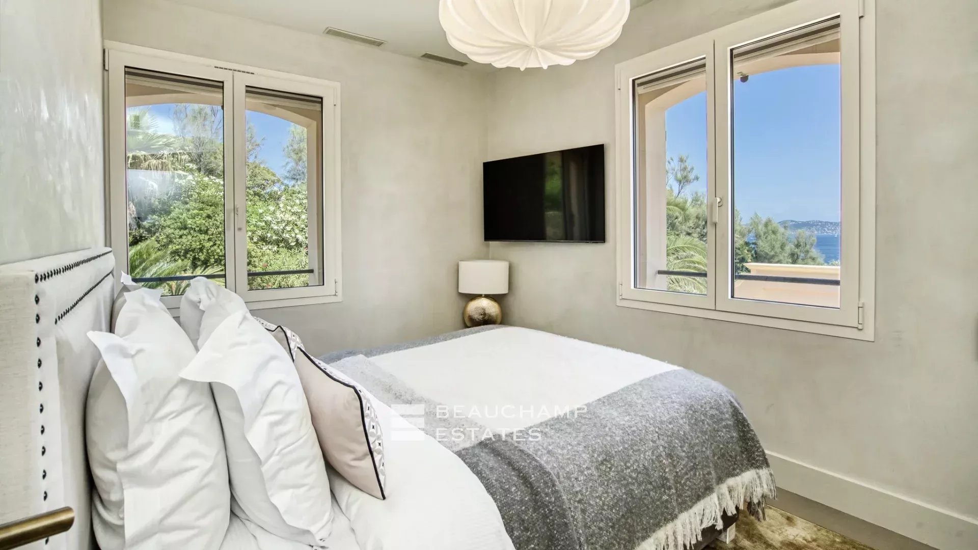 Villa provençale ultra-luxueuse située dans le prestigieux domaine des Parcs de Saint-Tropez Ultra luxury provencal villa in the prestigious domain of Les Parcs of Saint-Tropez