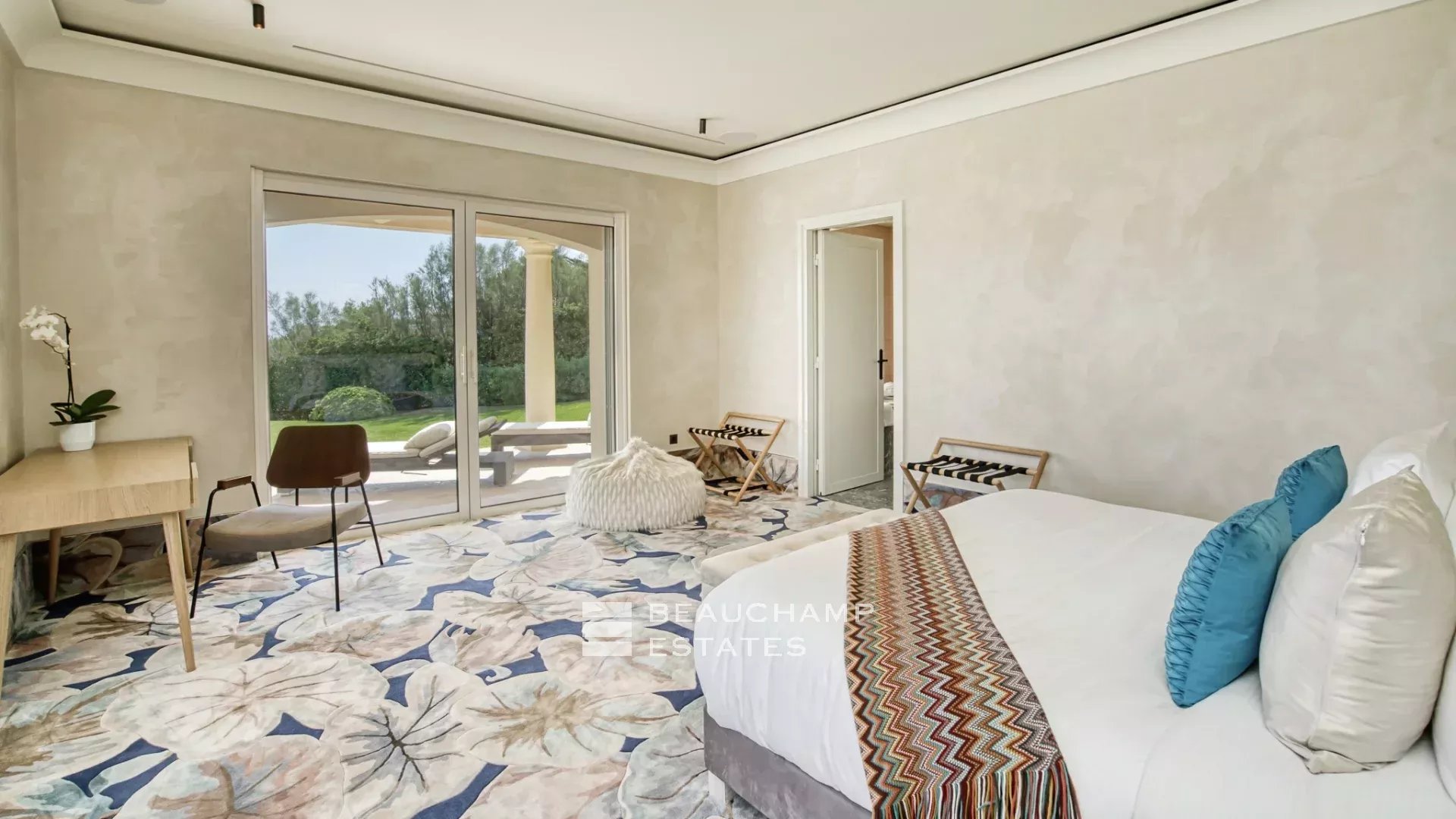 Villa provençale ultra-luxueuse située dans le prestigieux domaine des Parcs de Saint-Tropez Ultra luxury provencal villa in the prestigious domain of Les Parcs of Saint-Tropez