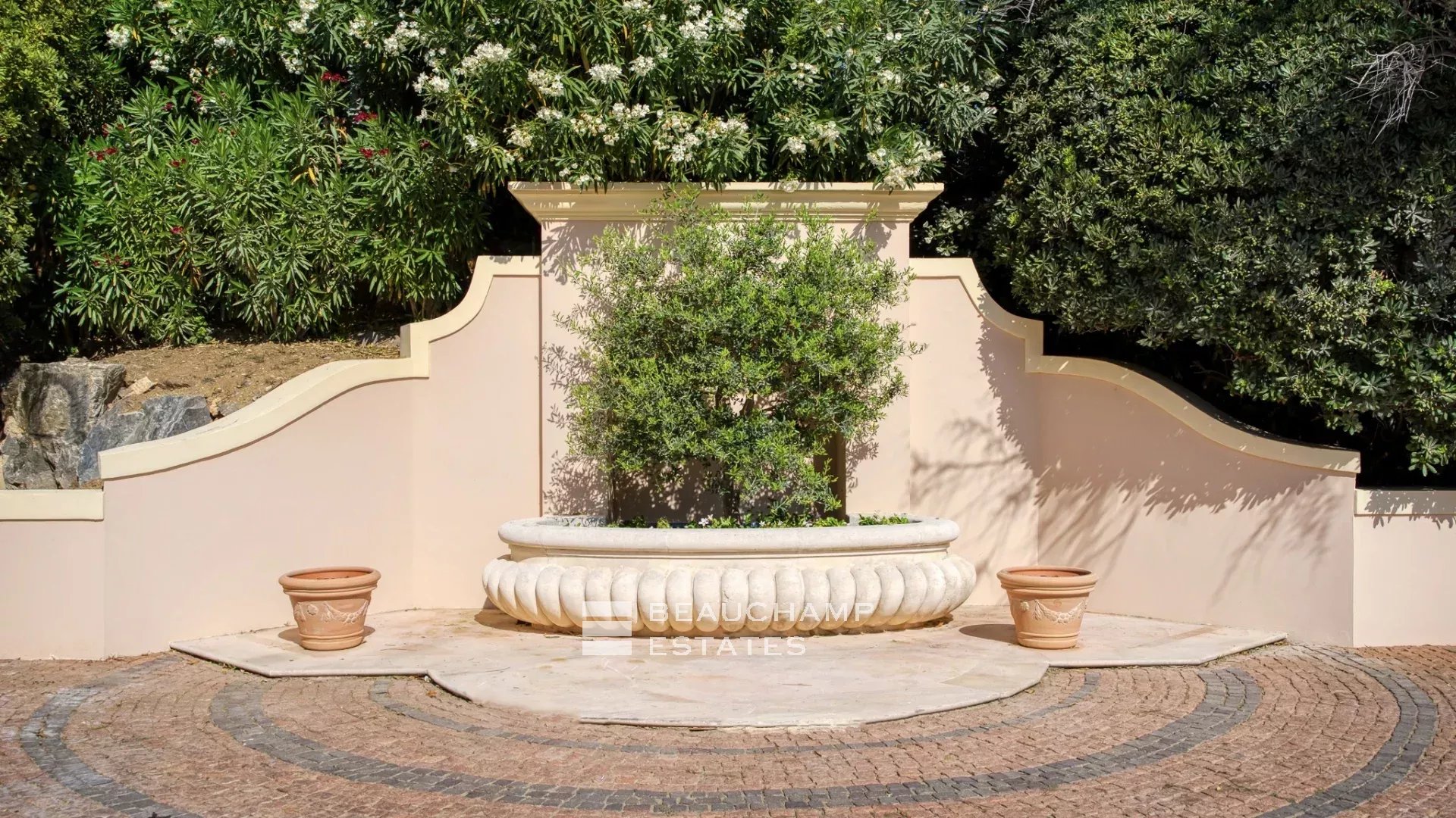 Villa provençale ultra-luxueuse située dans le prestigieux domaine des Parcs de Saint-Tropez Ultra luxury provencal villa in the prestigious domain of Les Parcs of Saint-Tropez