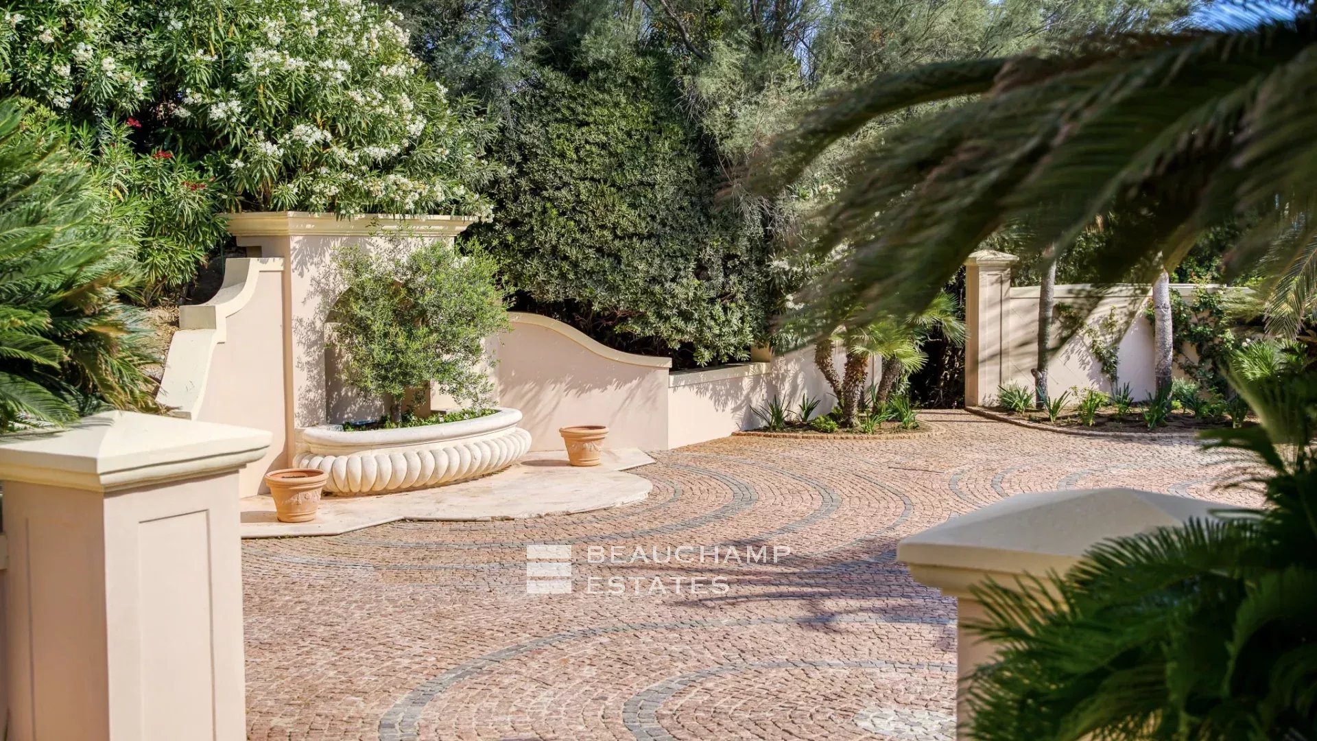 Villa provençale ultra-luxueuse située dans le prestigieux domaine des Parcs de Saint-Tropez Ultra luxury provencal villa in the prestigious domain of Les Parcs of Saint-Tropez