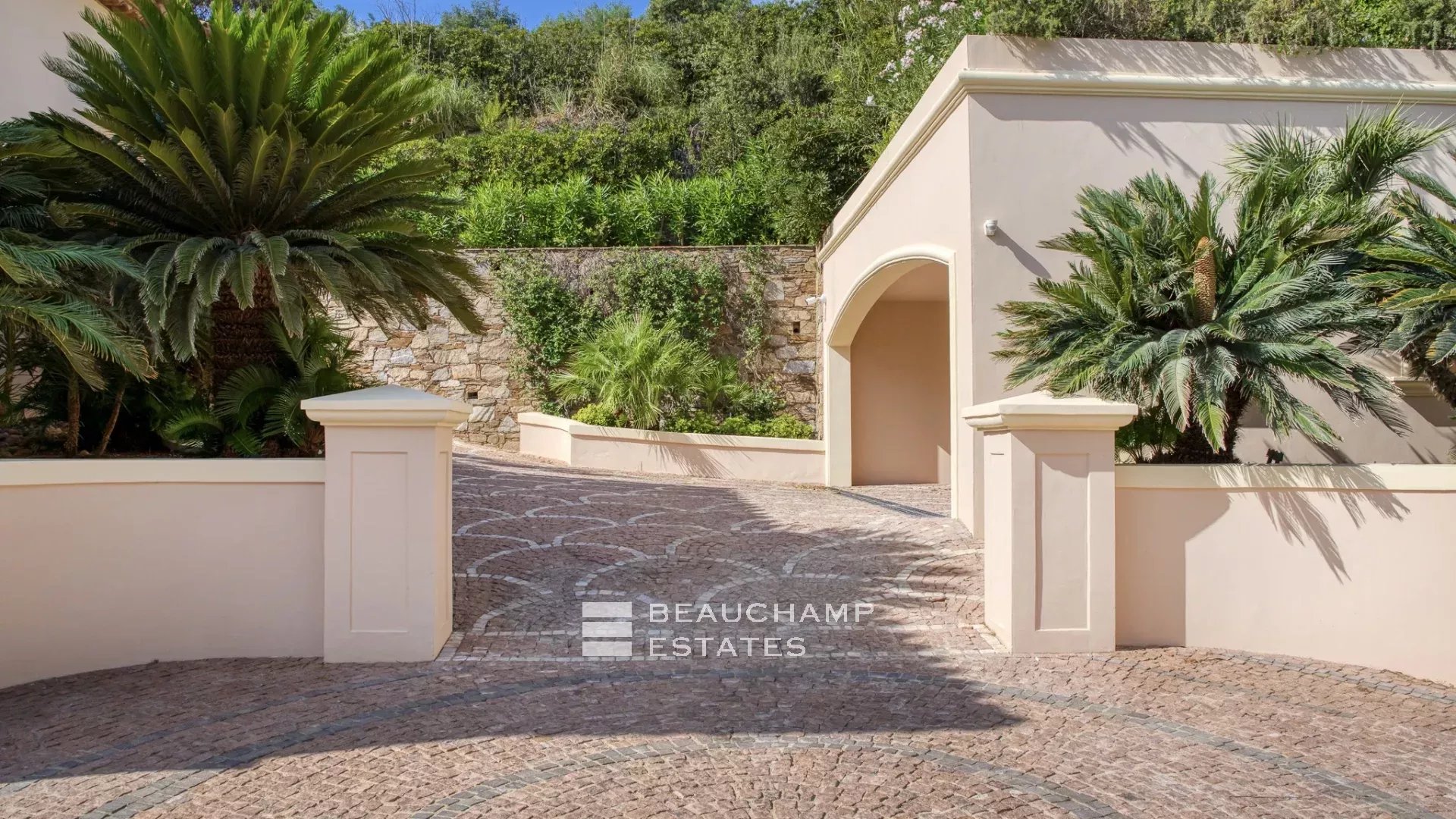 Villa provençale ultra-luxueuse située dans le prestigieux domaine des Parcs de Saint-Tropez Ultra luxury provencal villa in the prestigious domain of Les Parcs of Saint-Tropez