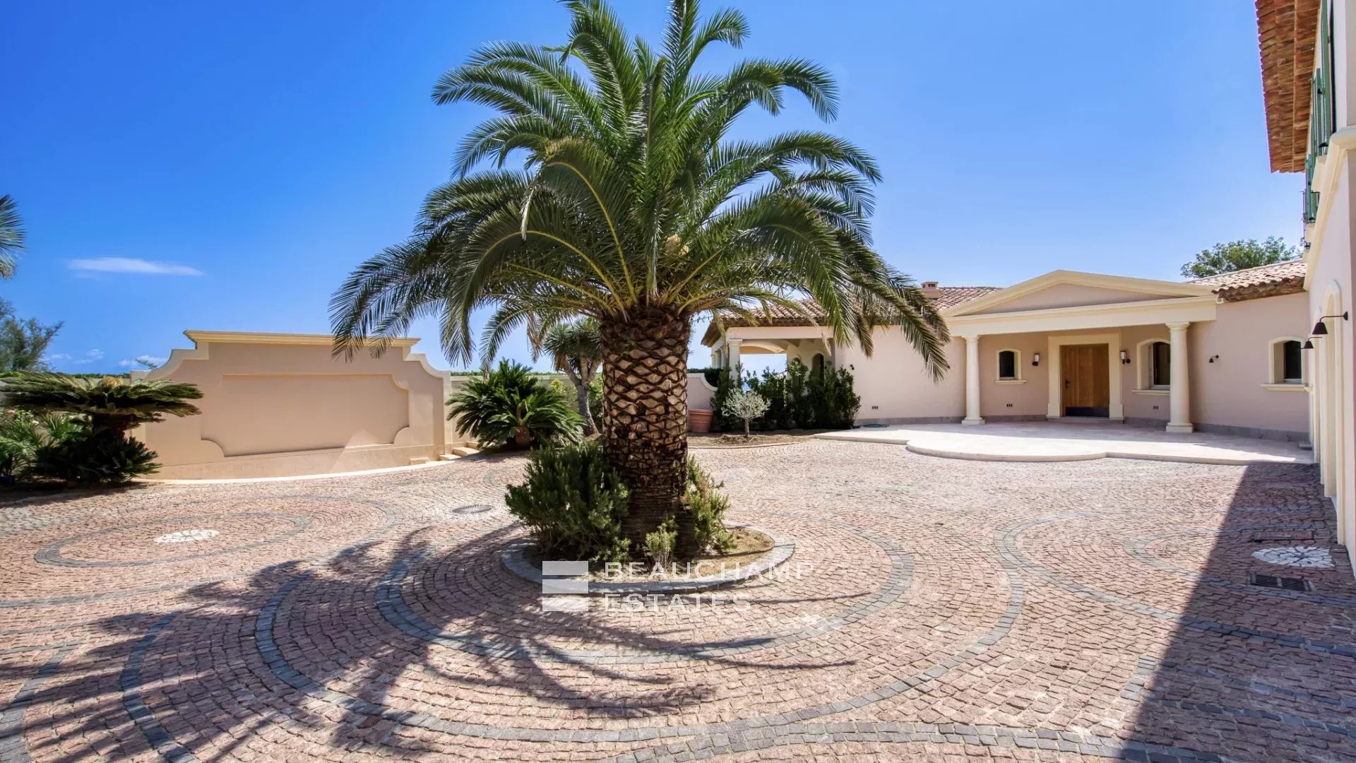 Villa provençale ultra-luxueuse située dans le prestigieux domaine des Parcs de Saint-Tropez Ultra luxury provencal villa in the prestigious domain of Les Parcs of Saint-Tropez