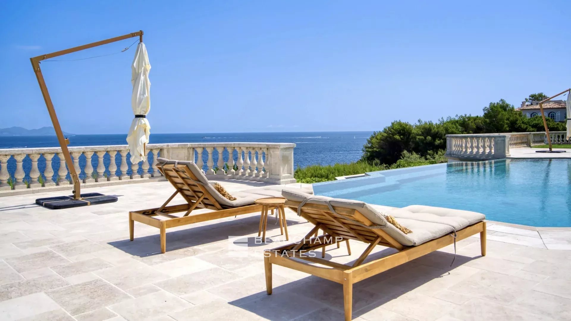 Villa provençale ultra-luxueuse située dans le prestigieux domaine des Parcs de Saint-Tropez Ultra luxury provencal villa in the prestigious domain of Les Parcs of Saint-Tropez