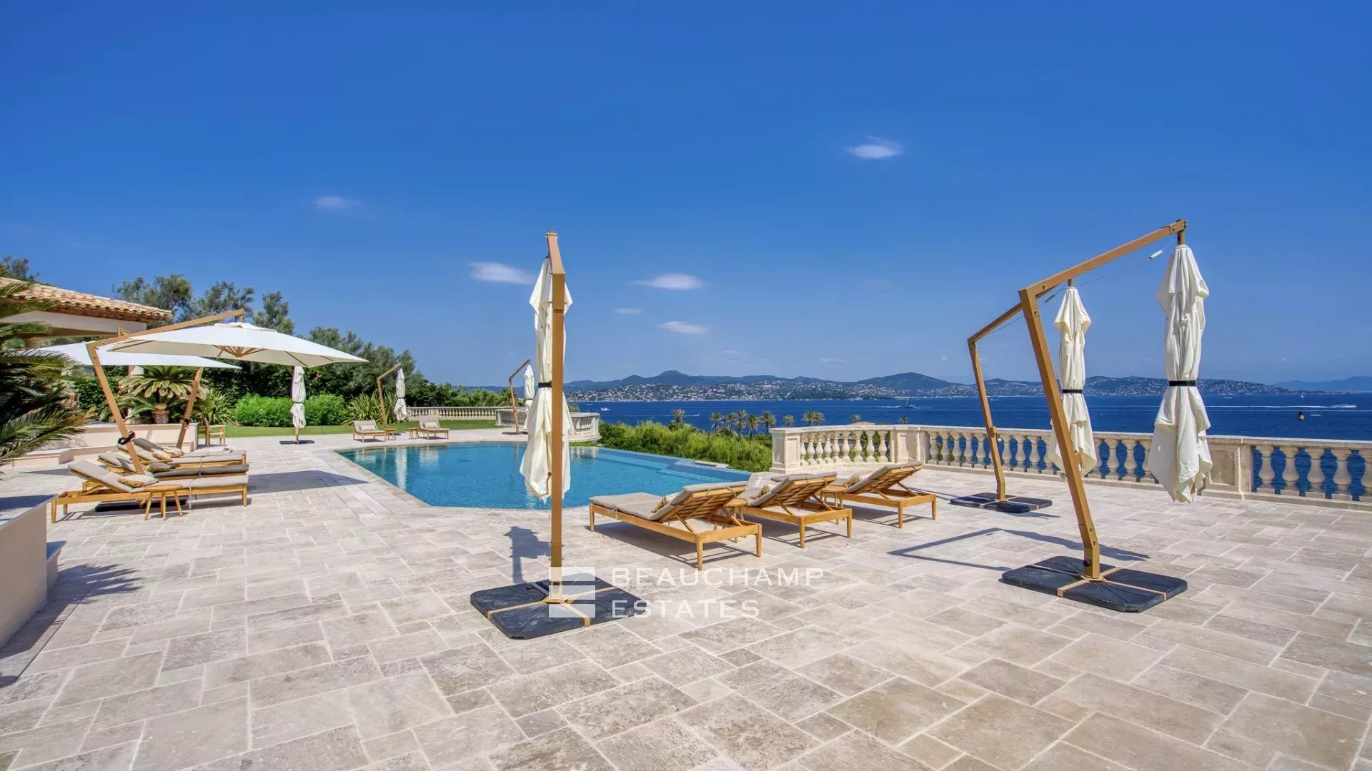 Villa provençale ultra-luxueuse située dans le prestigieux domaine des Parcs de Saint-Tropez Ultra luxury provencal villa in the prestigious domain of Les Parcs of Saint-Tropez