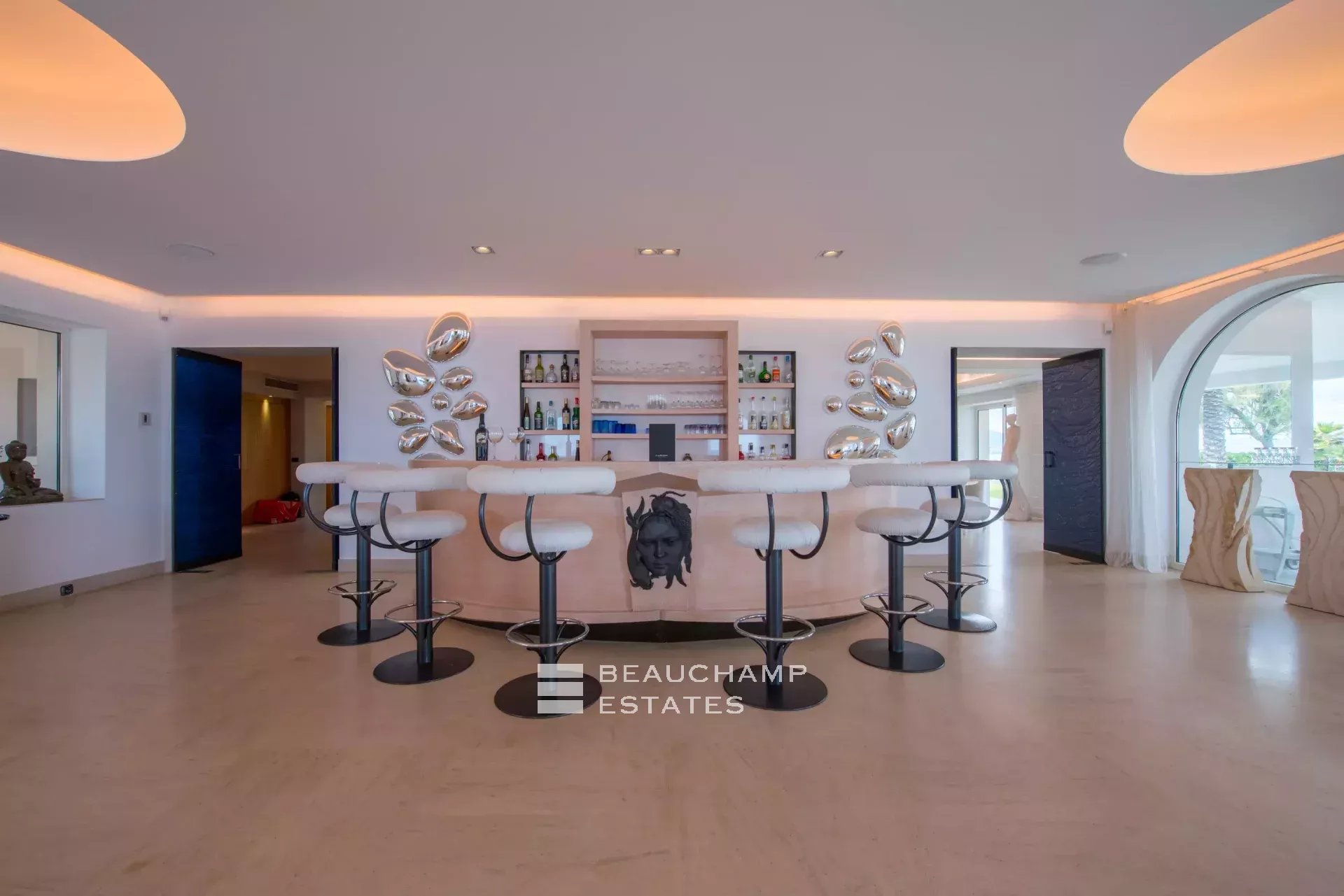 Propriété provençale de luxe dans un domaine privilégié de Saint-Tropez Unique Location, Amazing Waterfront Mansion in Saint-Tropez