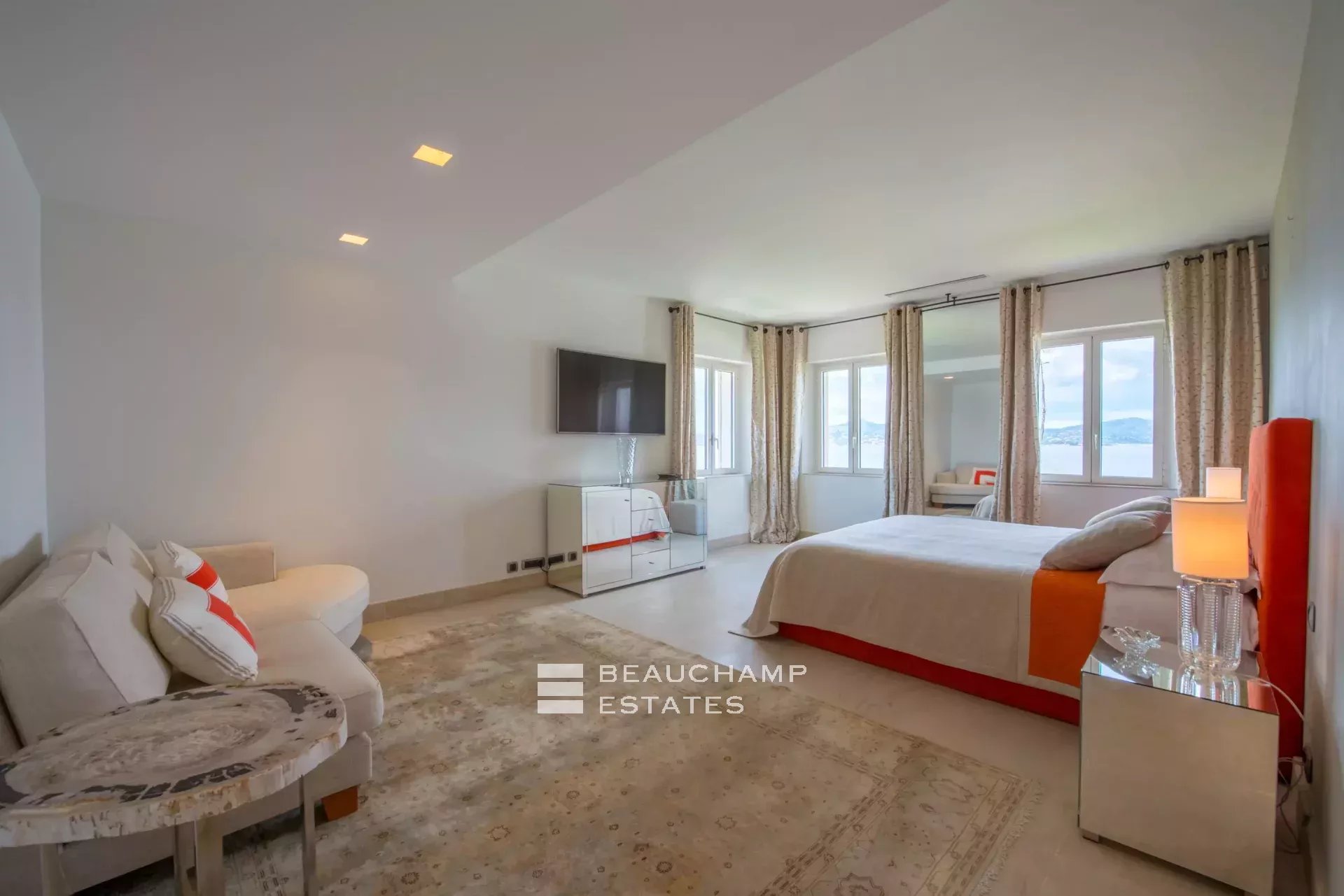 Propriété provençale de luxe dans un domaine privilégié de Saint-Tropez Unique Location, Amazing Waterfront Mansion in Saint-Tropez