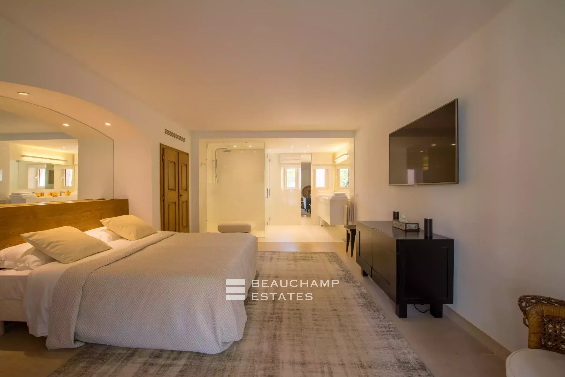 Propriété provençale de luxe dans un domaine privilégié de Saint-Tropez Unique Location, Amazing Waterfront Mansion in Saint-Tropez