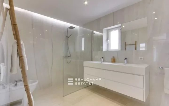 Propriété provençale de luxe dans un domaine privilégié de Saint-Tropez Unique Location, Amazing Waterfront Mansion in Saint-Tropez