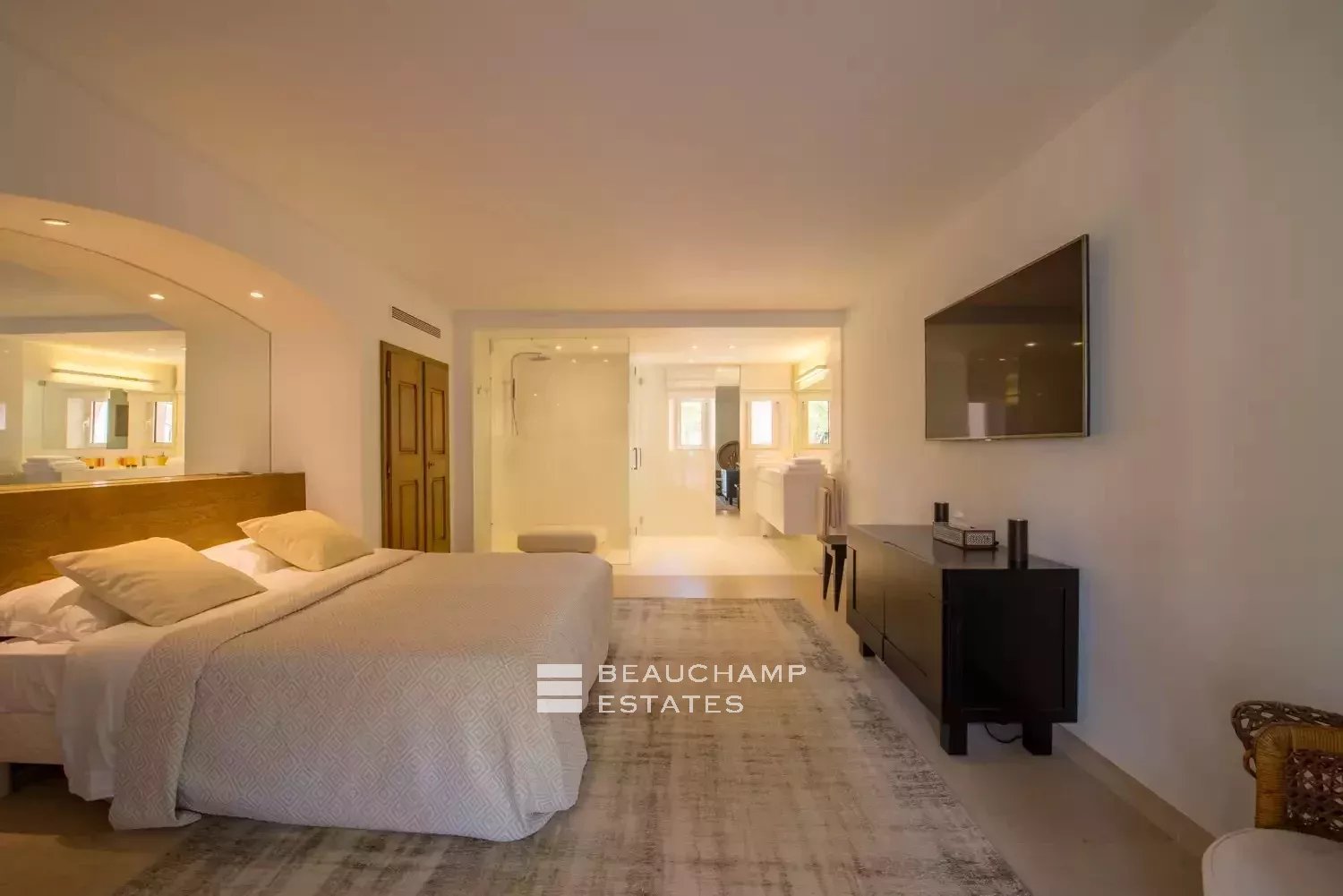 Propriété provençale de luxe dans un domaine privilégié de Saint-Tropez Unique Location, Amazing Waterfront Mansion in Saint-Tropez