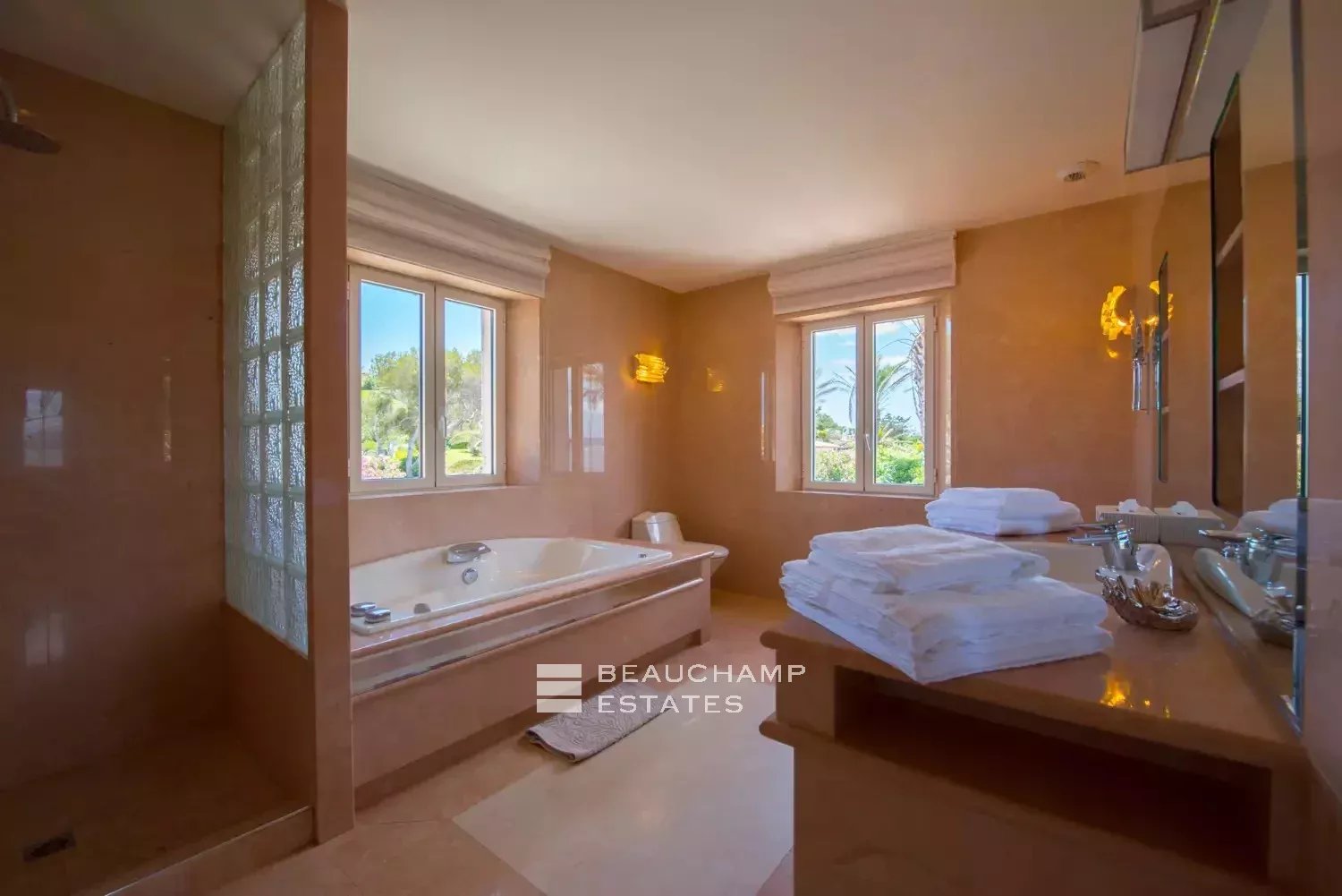 Propriété provençale de luxe dans un domaine privilégié de Saint-Tropez Unique Location, Amazing Waterfront Mansion in Saint-Tropez