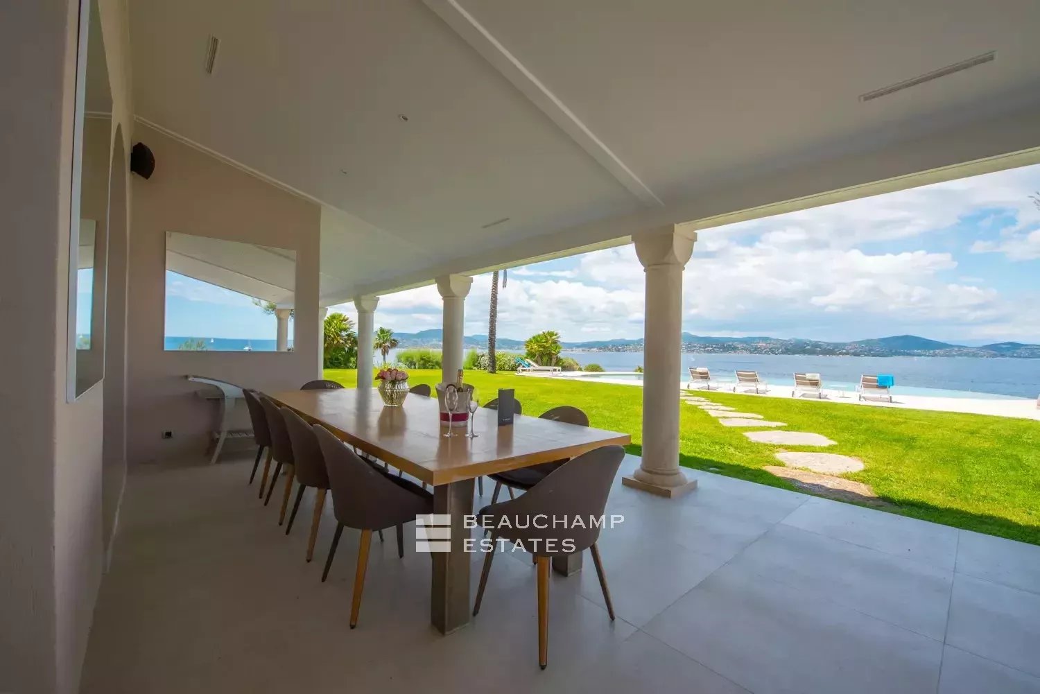 Propriété provençale de luxe dans un domaine privilégié de Saint-Tropez Unique Location, Amazing Waterfront Mansion in Saint-Tropez
