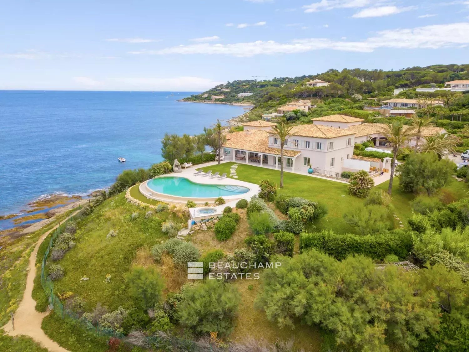 Propriété provençale de luxe dans un domaine privilégié de Saint-Tropez Unique Location, Amazing Waterfront Mansion in Saint-Tropez