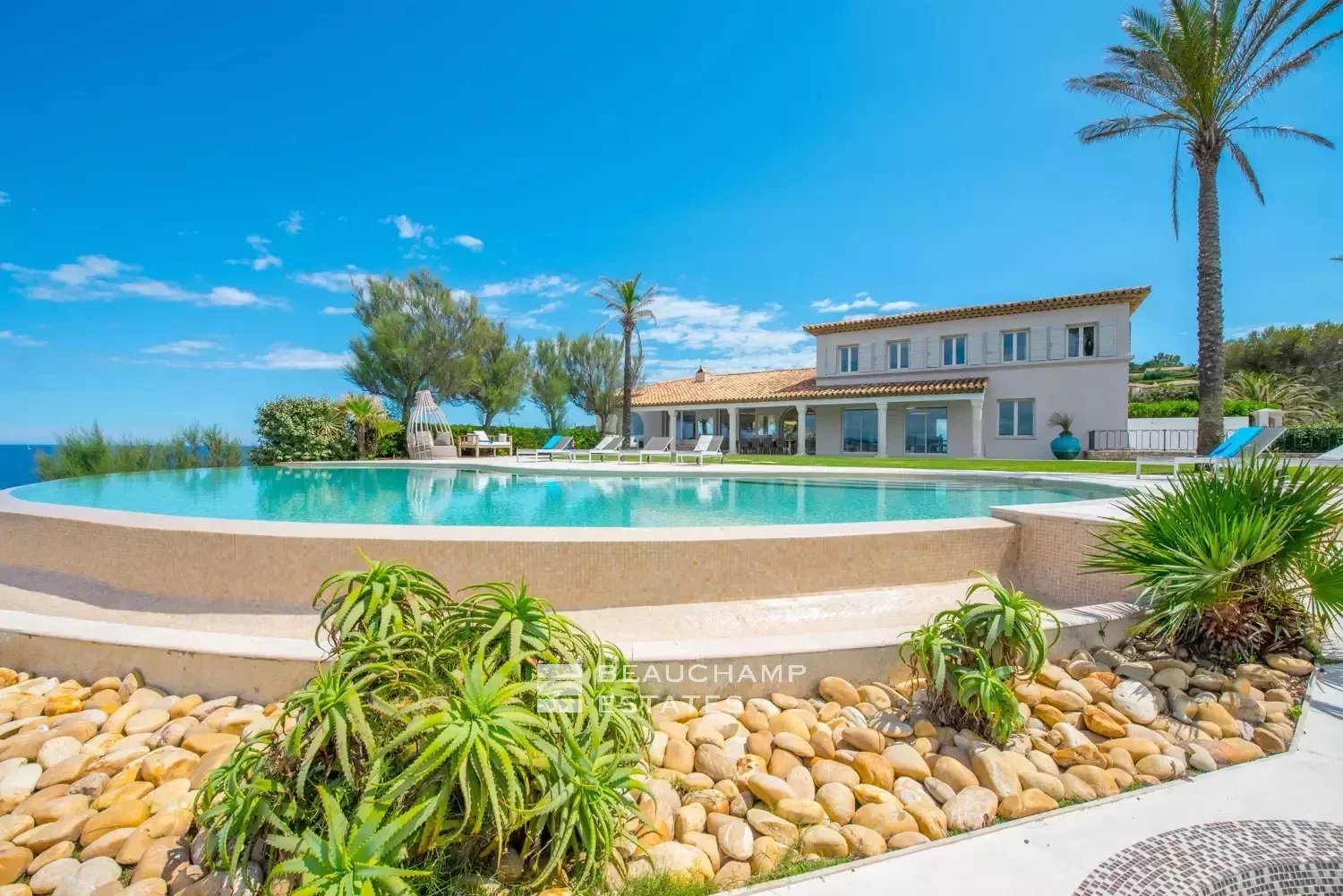 Propriété provençale de luxe dans un domaine privilégié de Saint-Tropez Unique Location, Amazing Waterfront Mansion in Saint-Tropez