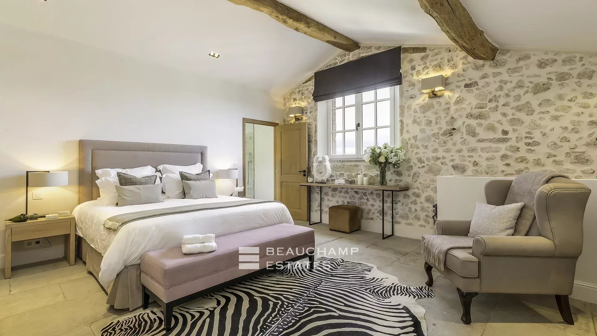 Propriété Unique de 6 chambres au Coeur du Vieux Village de Mougins Unique Property in the Heart of the Village of Mougins