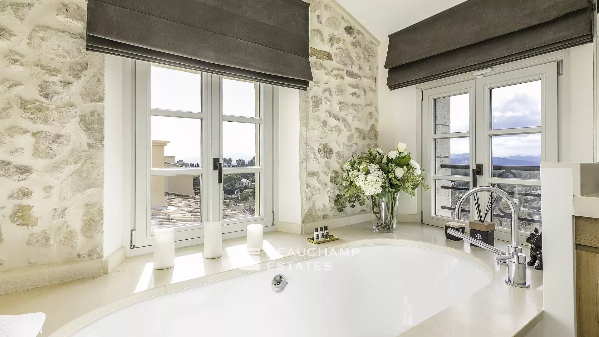 Propriété Unique de 6 chambres au Coeur du Vieux Village de Mougins Unique Property in the Heart of the Village of Mougins