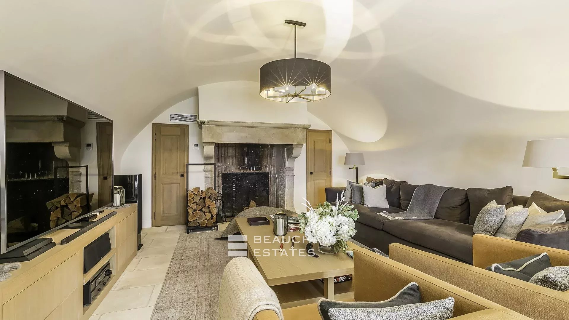 Propriété Unique de 6 chambres au Coeur du Vieux Village de Mougins Unique Property in the Heart of the Village of Mougins