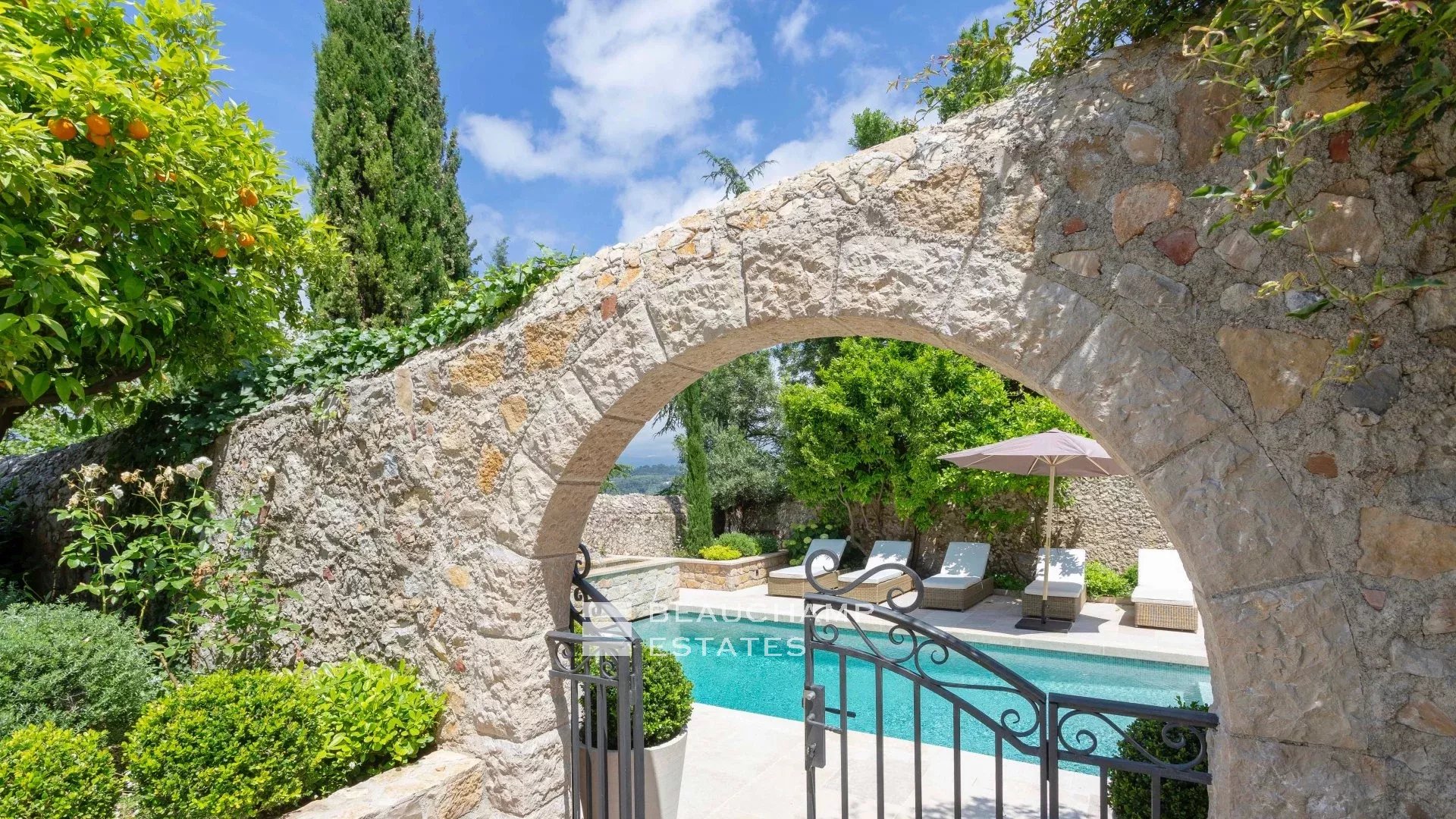 Propriété Unique de 6 chambres au Coeur du Vieux Village de Mougins Unique Property in the Heart of the Village of Mougins