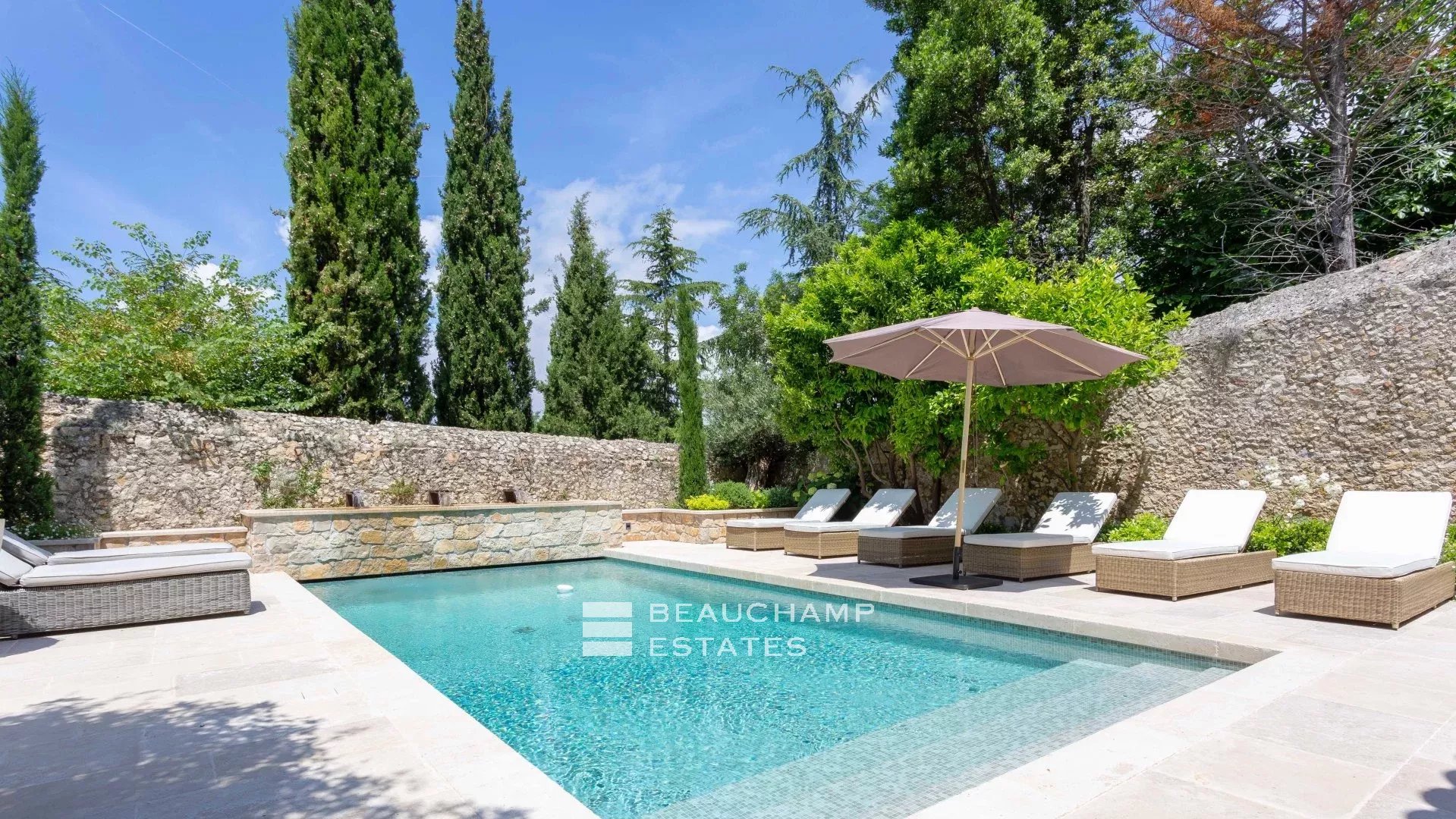 Propriété Unique de 6 chambres au Coeur du Vieux Village de Mougins Unique Property in the Heart of the Village of Mougins