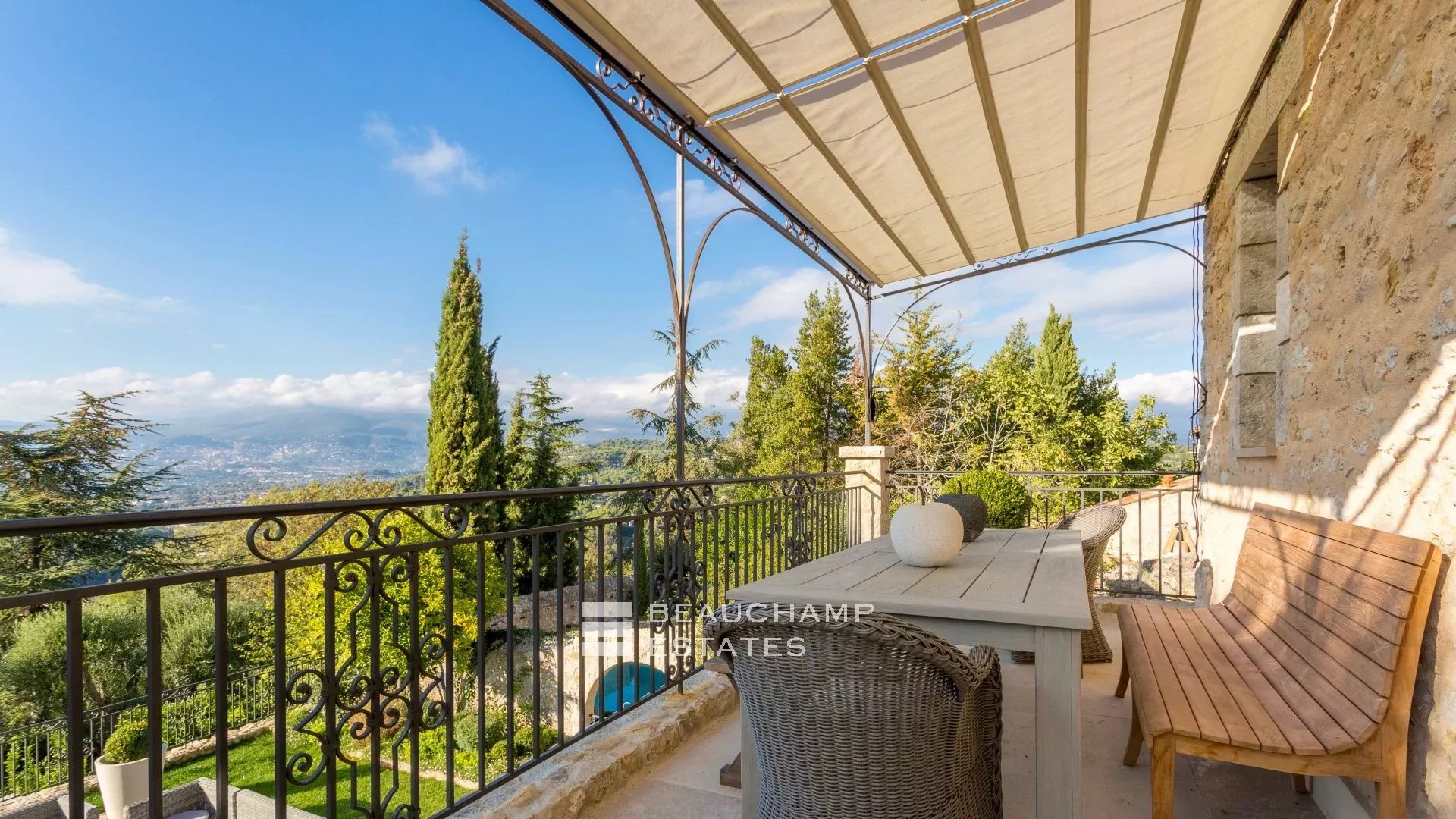 Propriété Unique de 6 chambres au Coeur du Vieux Village de Mougins Unique Property in the Heart of the Village of Mougins