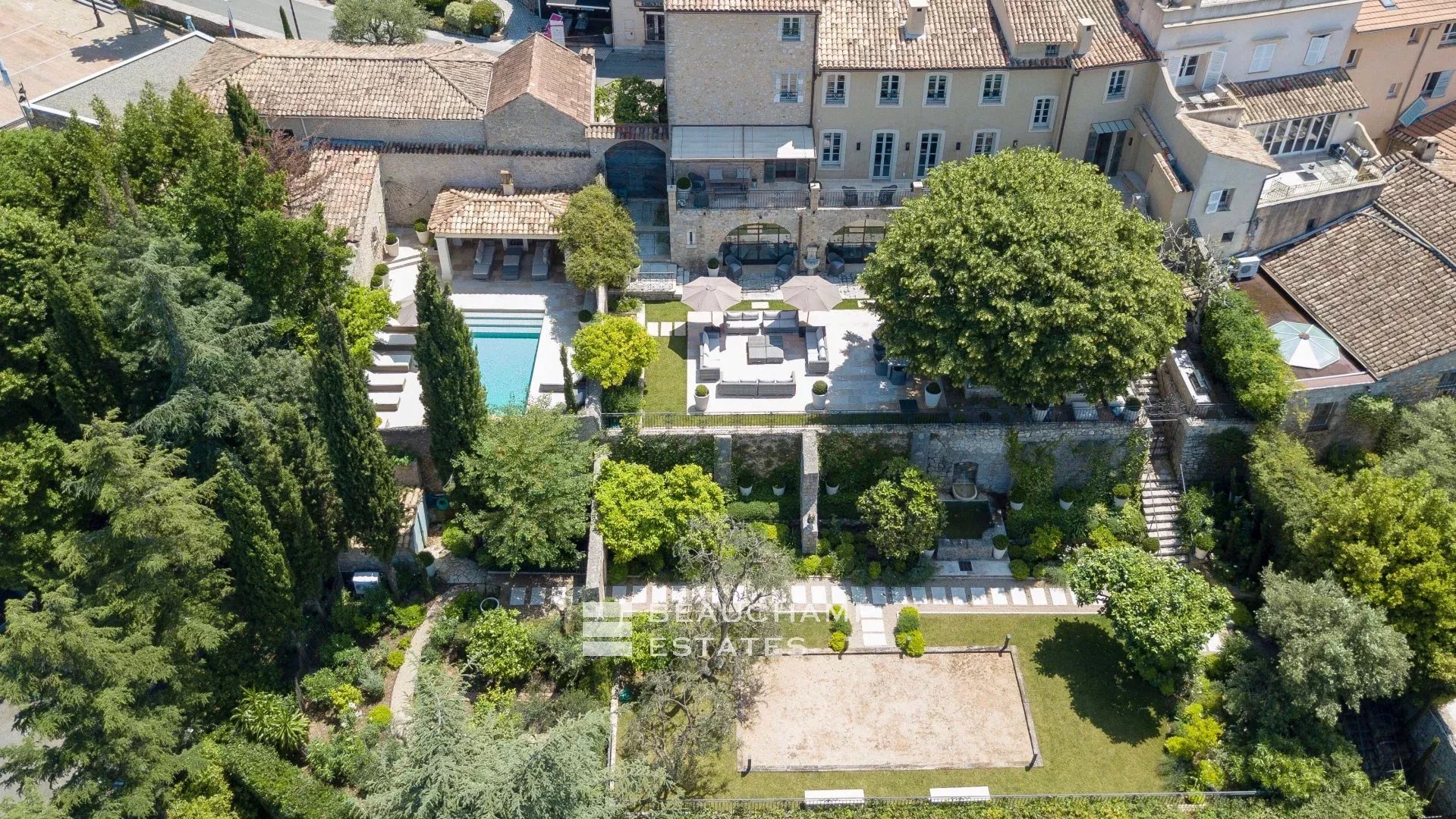 Propriété Unique de 6 chambres au Coeur du Vieux Village de Mougins Unique Property in the Heart of the Village of Mougins
