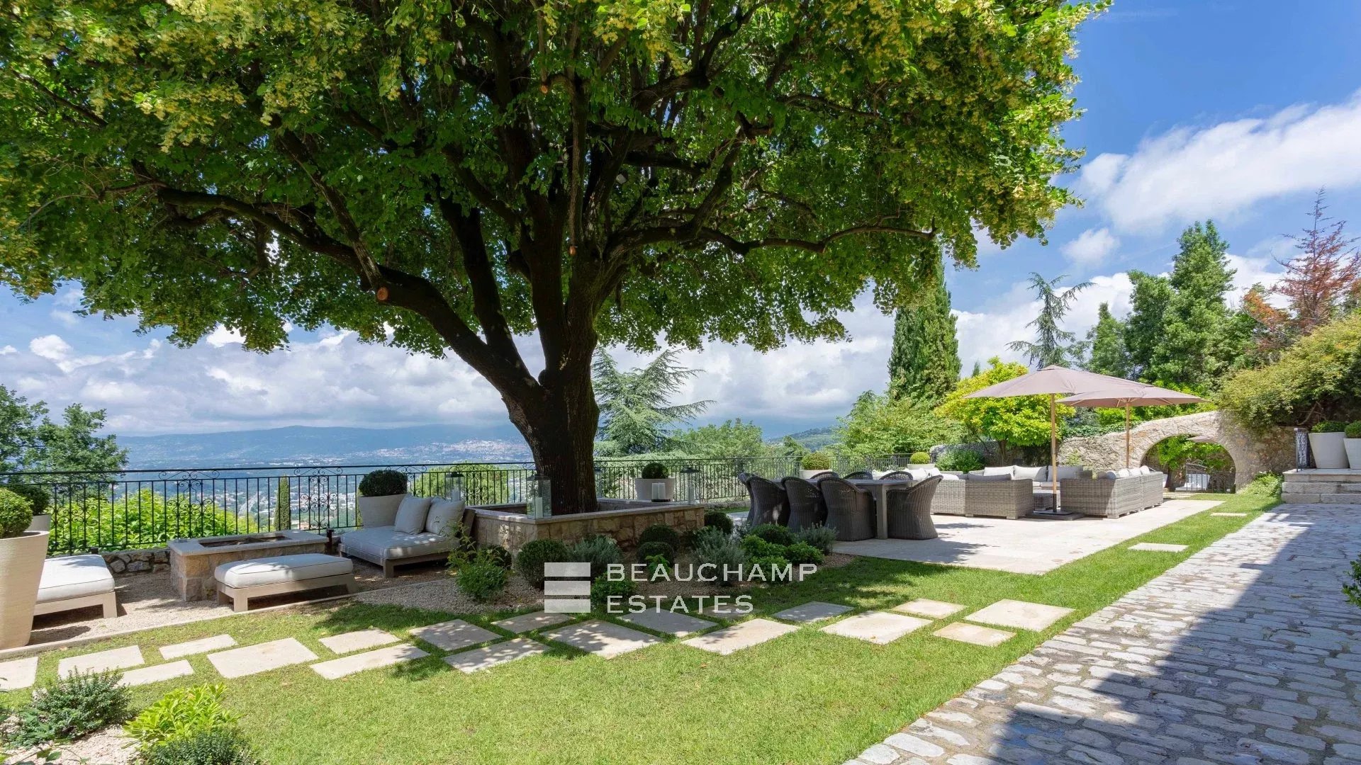 Propriété Unique de 6 chambres au Coeur du Vieux Village de Mougins Unique Property in the Heart of the Village of Mougins