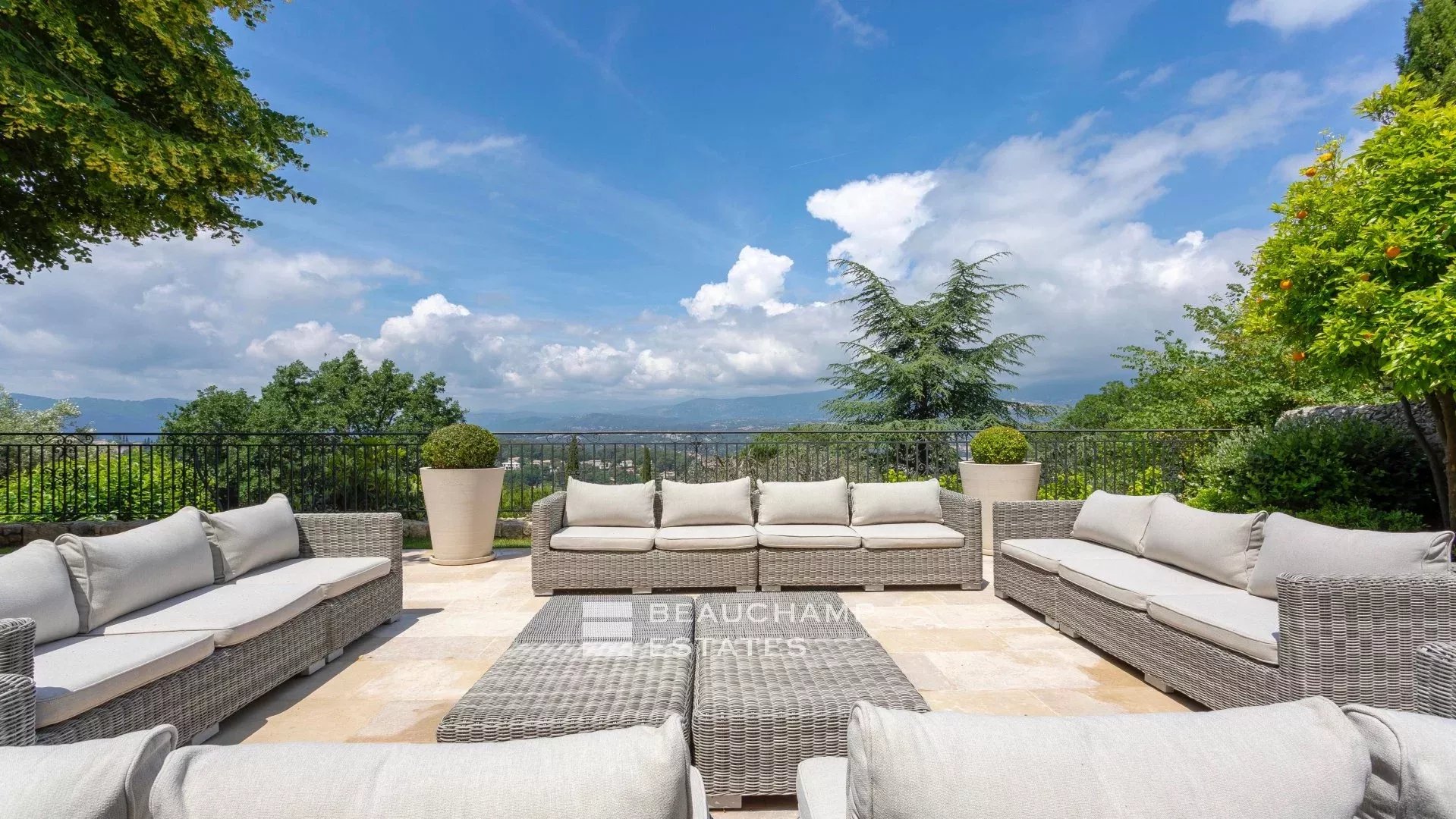 Propriété Unique de 6 chambres au Coeur du Vieux Village de Mougins Unique Property in the Heart of the Village of Mougins