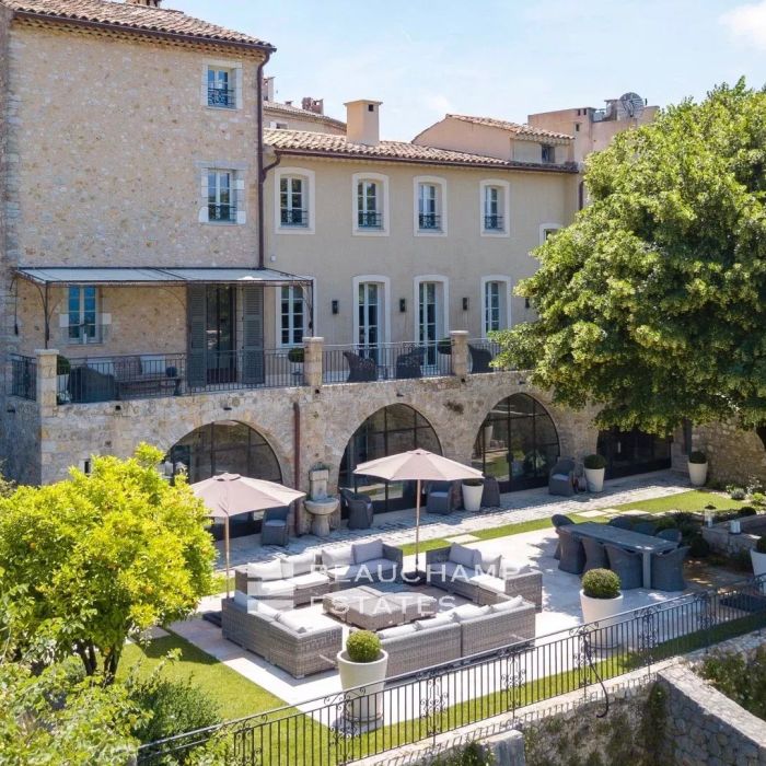 Propriété Unique de 6 chambres au Coeur du Vieux Village de Mougins