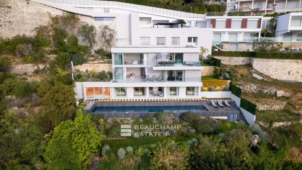 Villefranche-sur-Mer – Contemporary 5-Bedroom Villa with Heated Pool and Sea View
