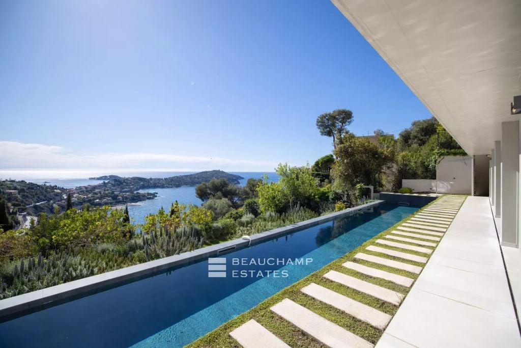 Villefranche-sur-Mer – Contemporary 5-Bedroom Villa with Heated Pool and Sea View
