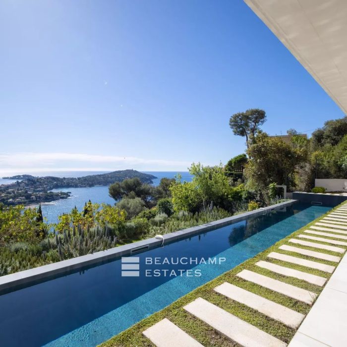 Villefranche-sur-Mer – Contemporary 5-Bedroom Villa with Heated Pool and Sea View