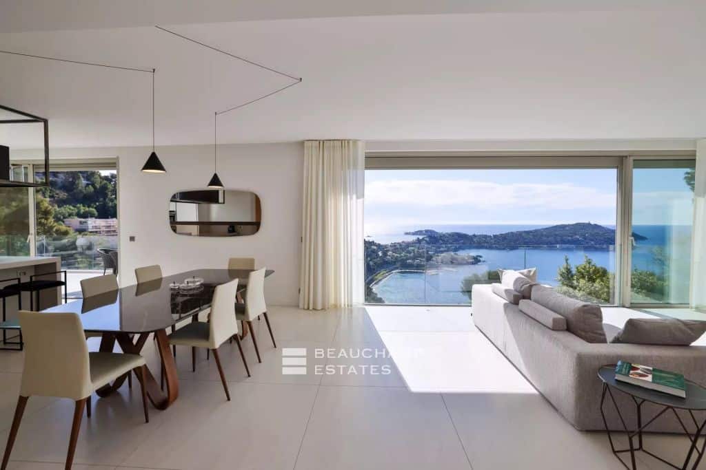 Villefranche-sur-Mer – Contemporary 5-Bedroom Villa with Heated Pool and Sea View