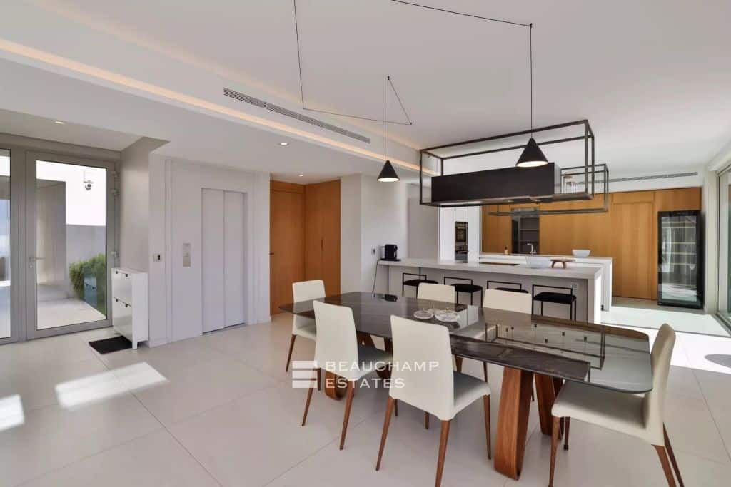 Villefranche-sur-Mer – Contemporary 5-Bedroom Villa with Heated Pool and Sea View