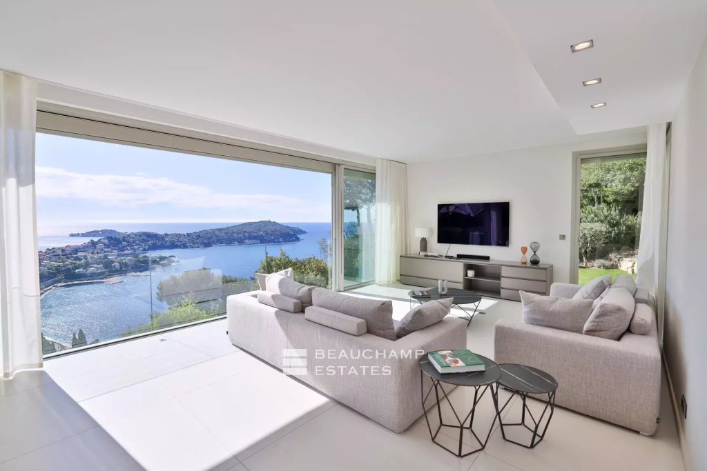 Villefranche-sur-Mer – Contemporary 5-Bedroom Villa with Heated Pool and Sea View