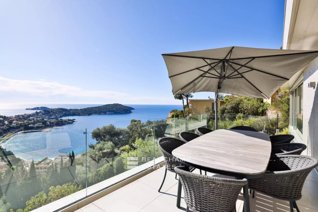 Villefranche-sur-Mer – Contemporary 5-Bedroom Villa with Heated Pool and Sea View