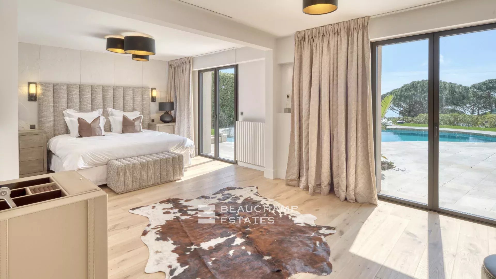 Villa with a tennis court located in the hills of Cannes. Villa with a tennis court located in the hills of Cannes.