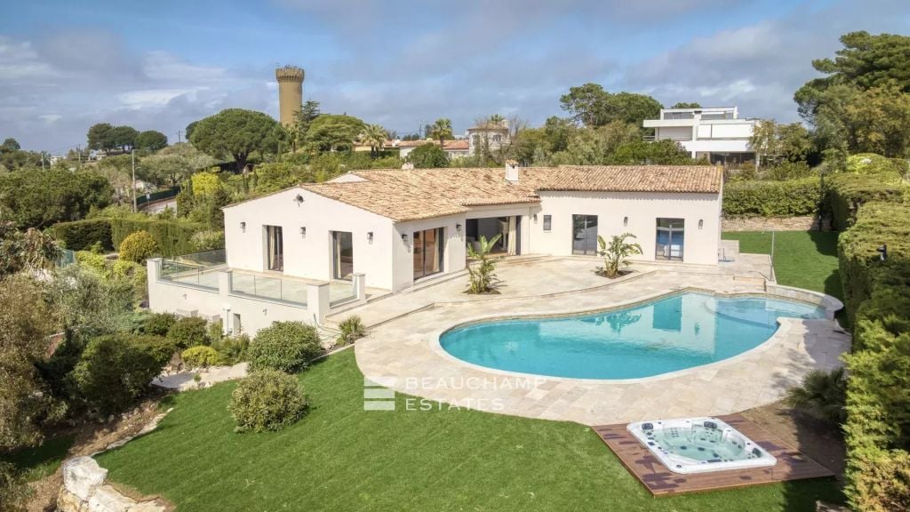 Villa with a tennis court located in the hills of Cannes.