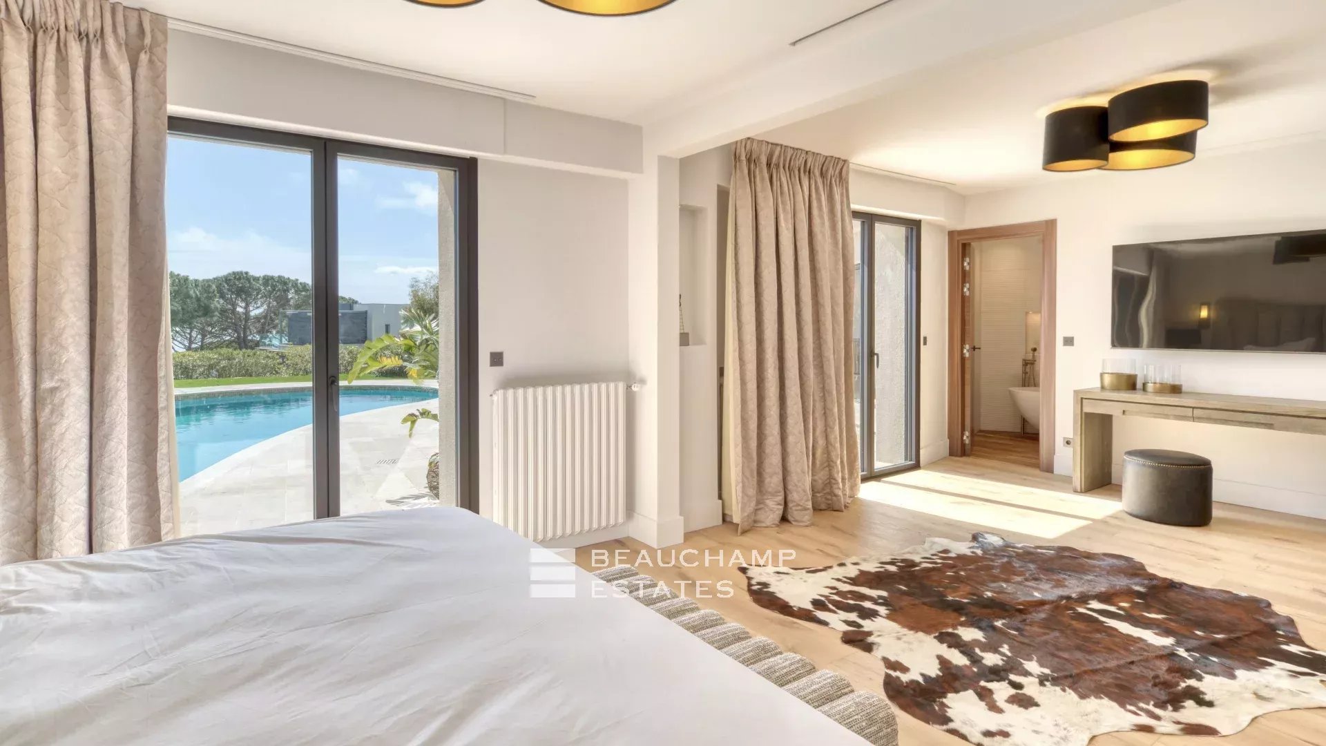 Villa with a tennis court located in the hills of Cannes. Villa with a tennis court located in the hills of Cannes.