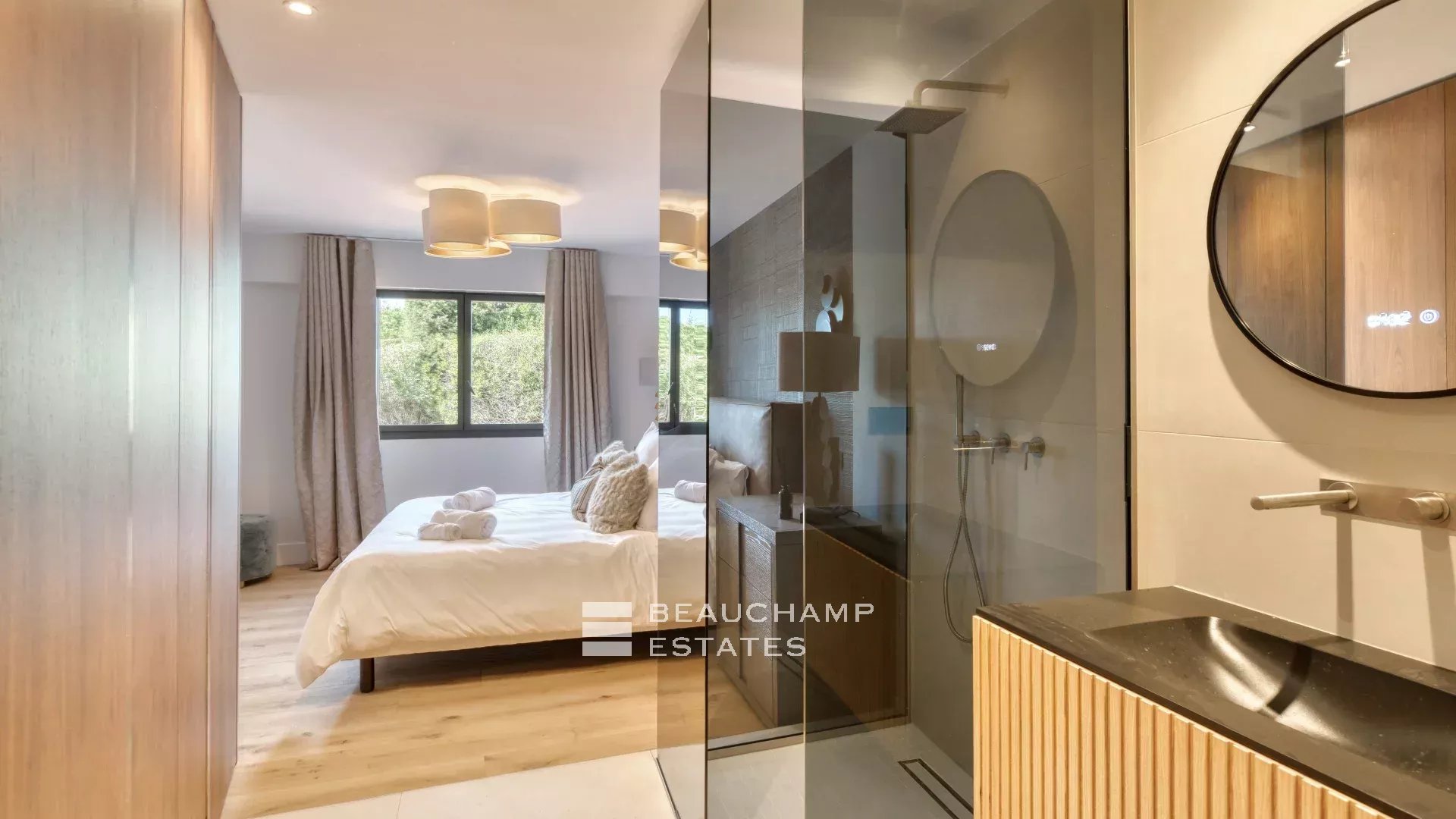 Villa with a tennis court located in the hills of Cannes. Villa with a tennis court located in the hills of Cannes.