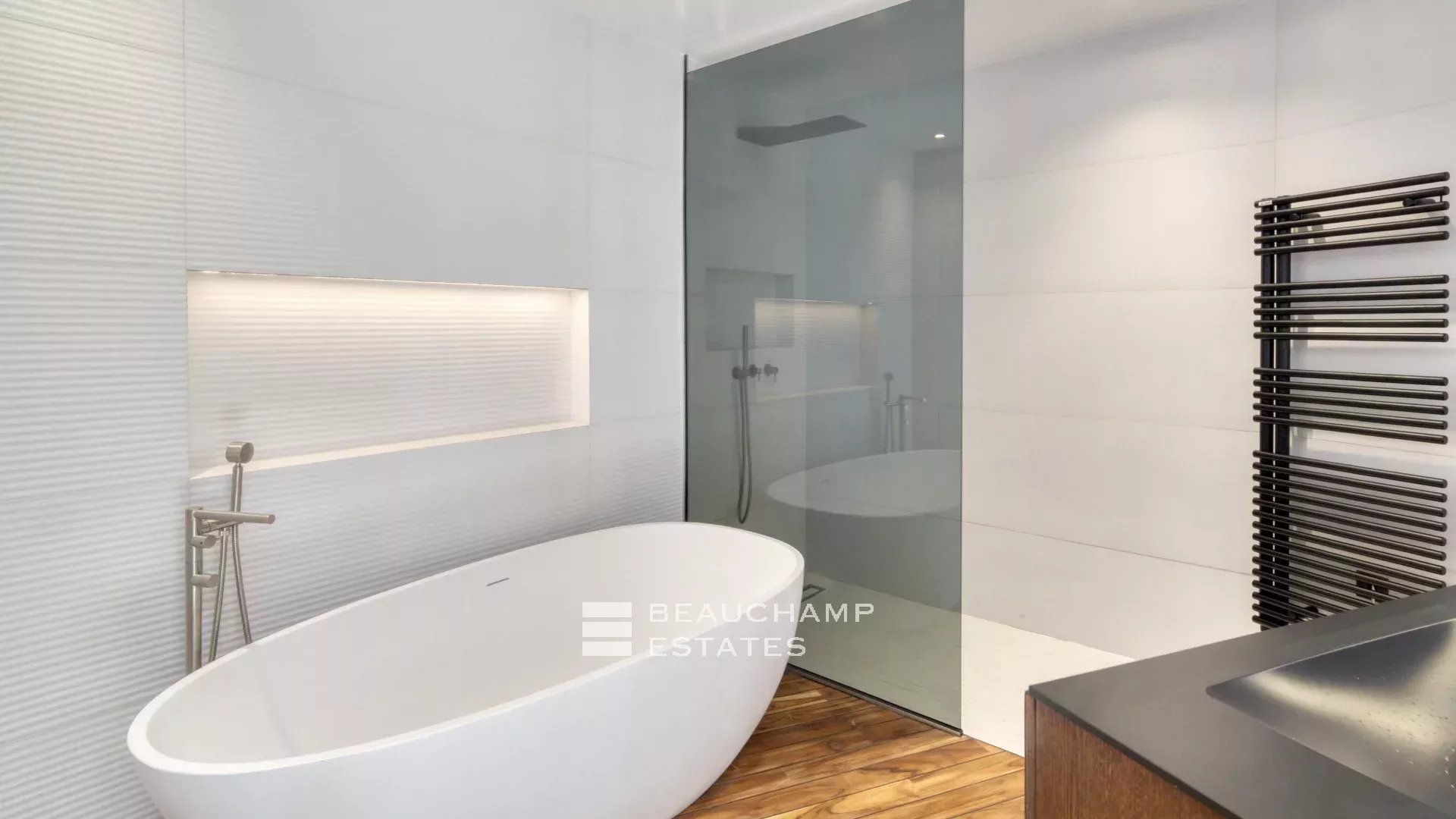 Villa with a tennis court located in the hills of Cannes. Villa with a tennis court located in the hills of Cannes.