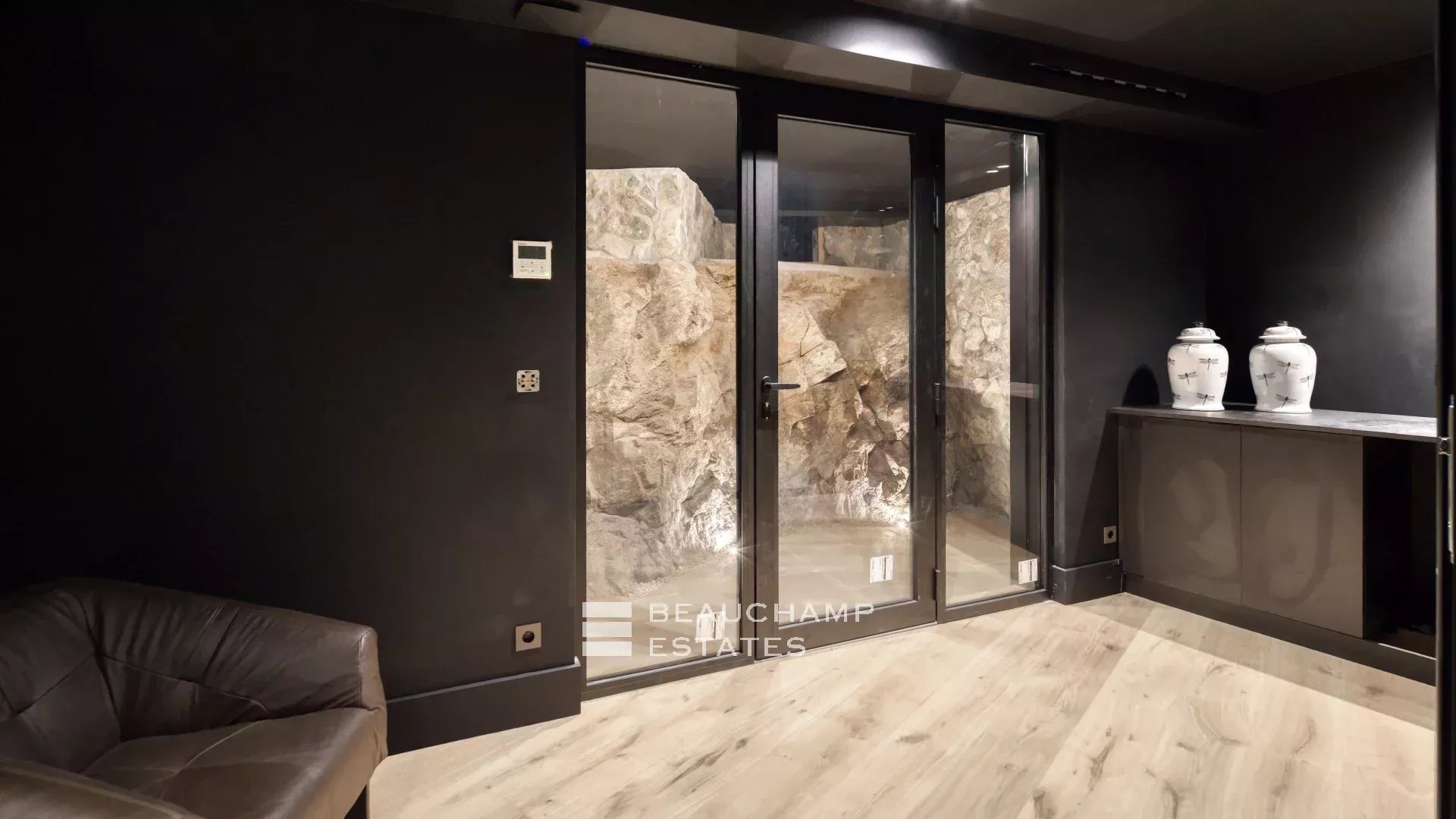 Villa with a tennis court located in the hills of Cannes. Villa with a tennis court located in the hills of Cannes.