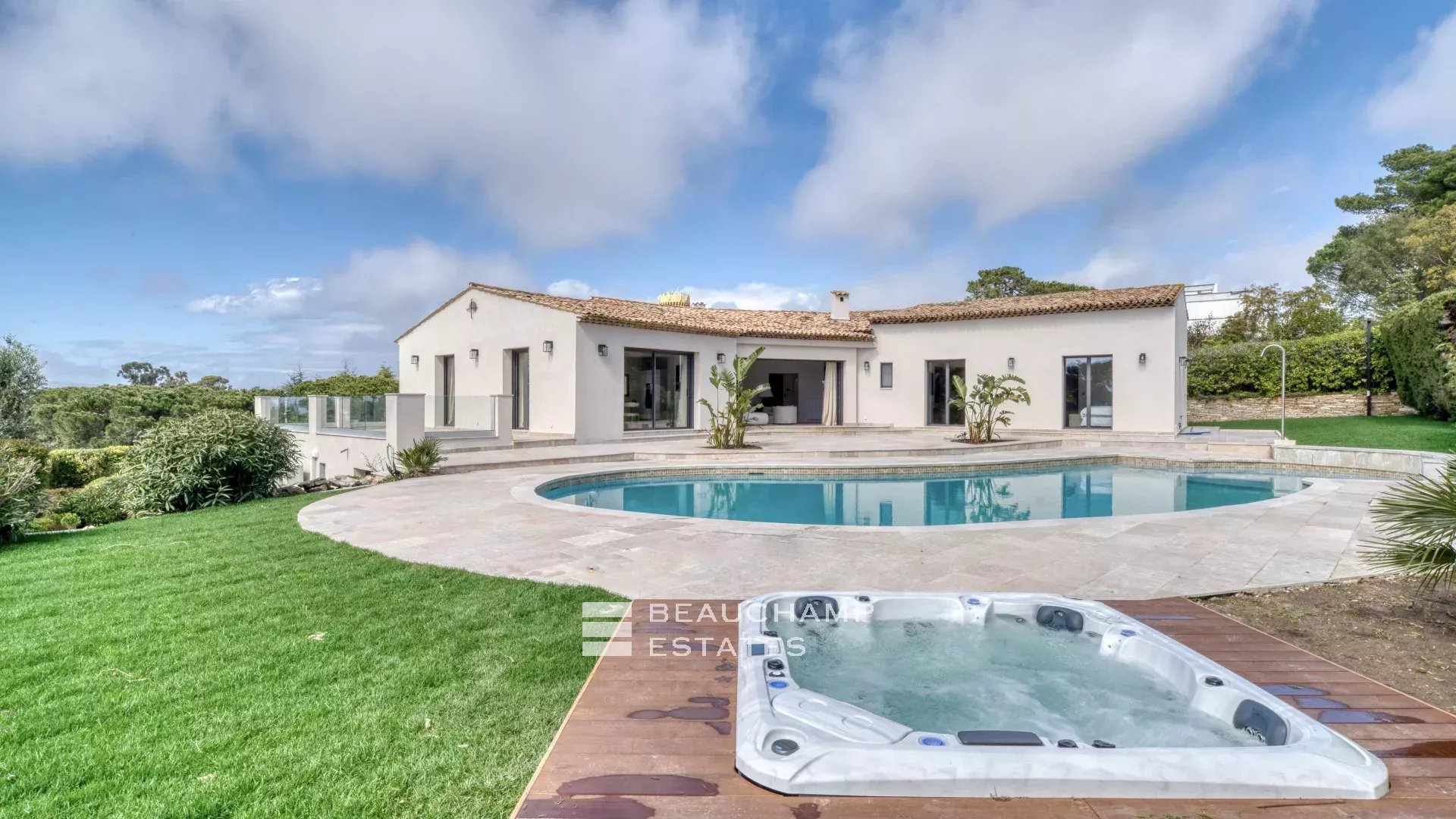 Villa with a tennis court located in the hills of Cannes. Villa with a tennis court located in the hills of Cannes.