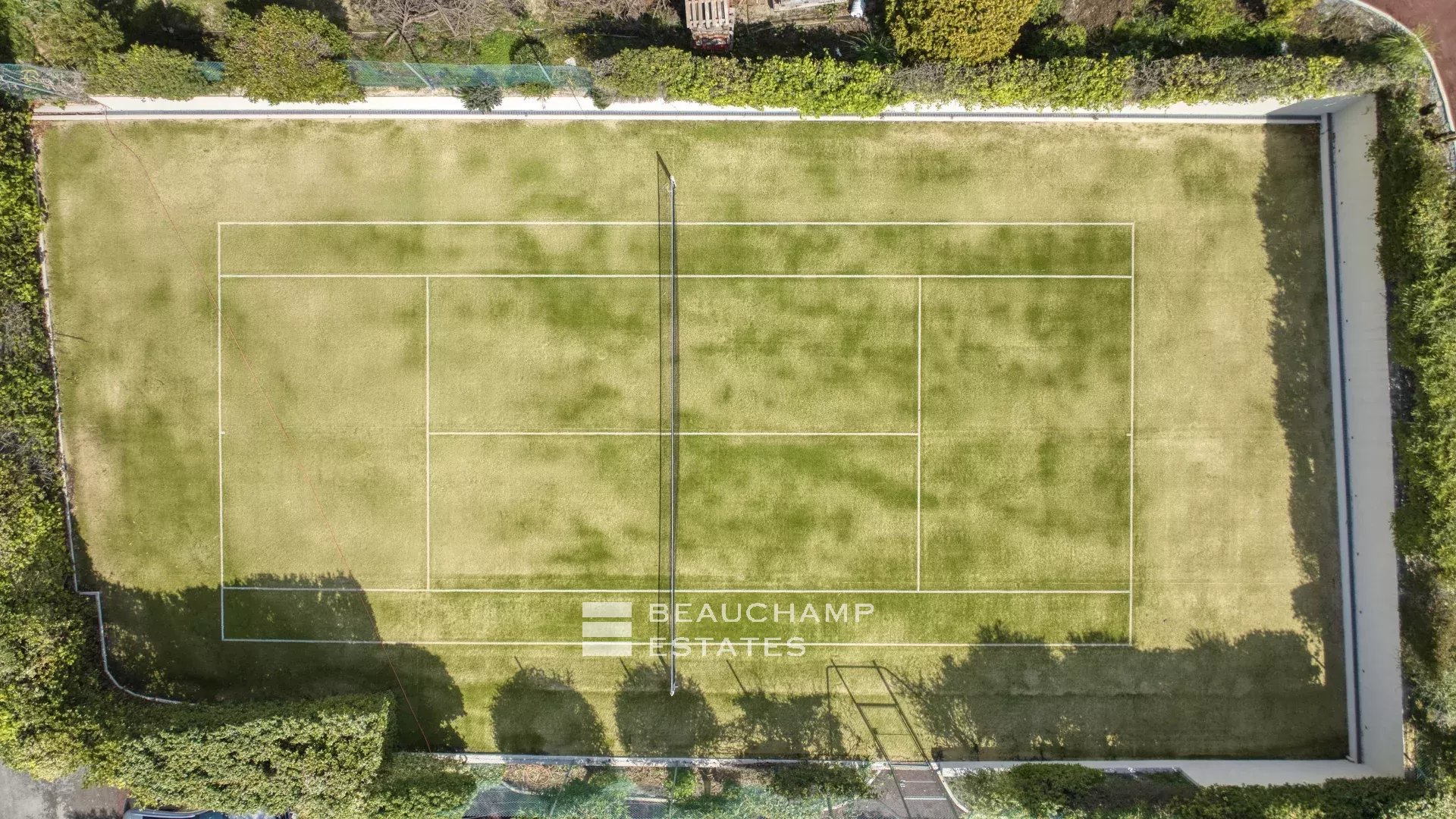 Villa with a tennis court located in the hills of Cannes. Villa with a tennis court located in the hills of Cannes.