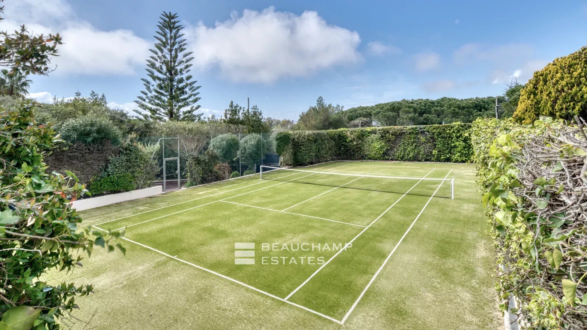 Villa with a tennis court located in the hills of Cannes. Villa with a tennis court located in the hills of Cannes.