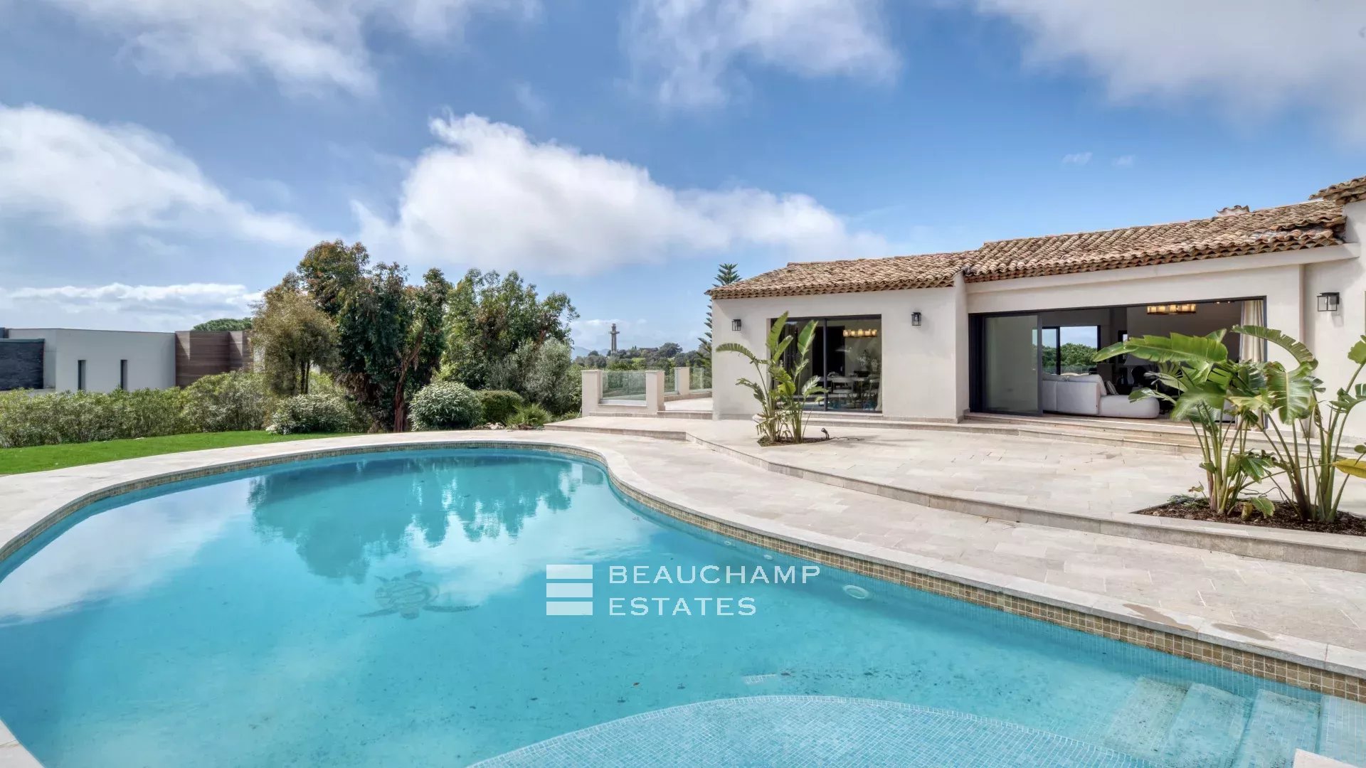 Villa with a tennis court located in the hills of Cannes. Villa with a tennis court located in the hills of Cannes.